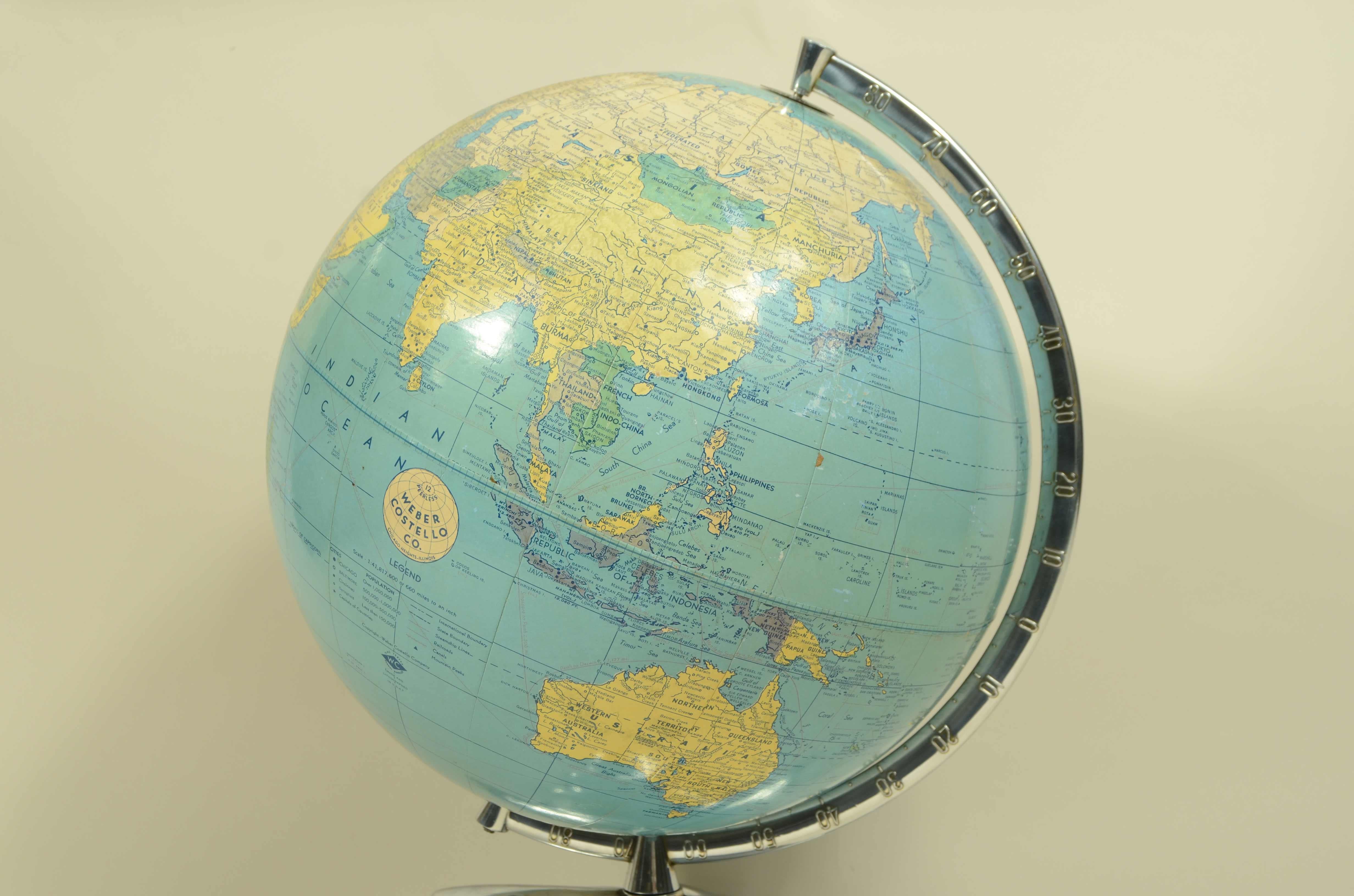 Globo terrestre con base a forma di aereo edito nel 1956 da Weber Costello Co in vendita 3