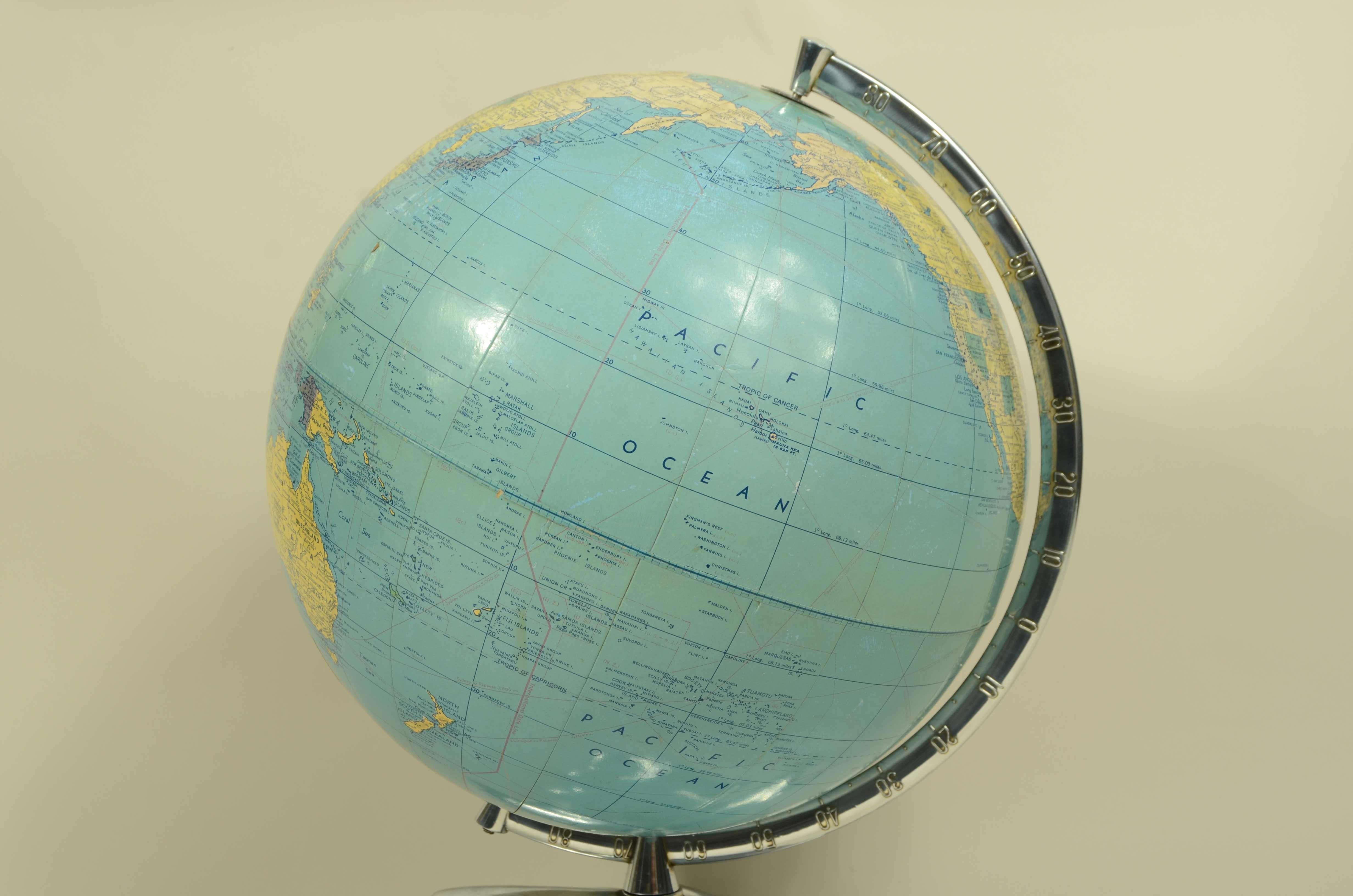 Globo terrestre con base a forma di aereo edito nel 1956 da Weber Costello Co in vendita 4