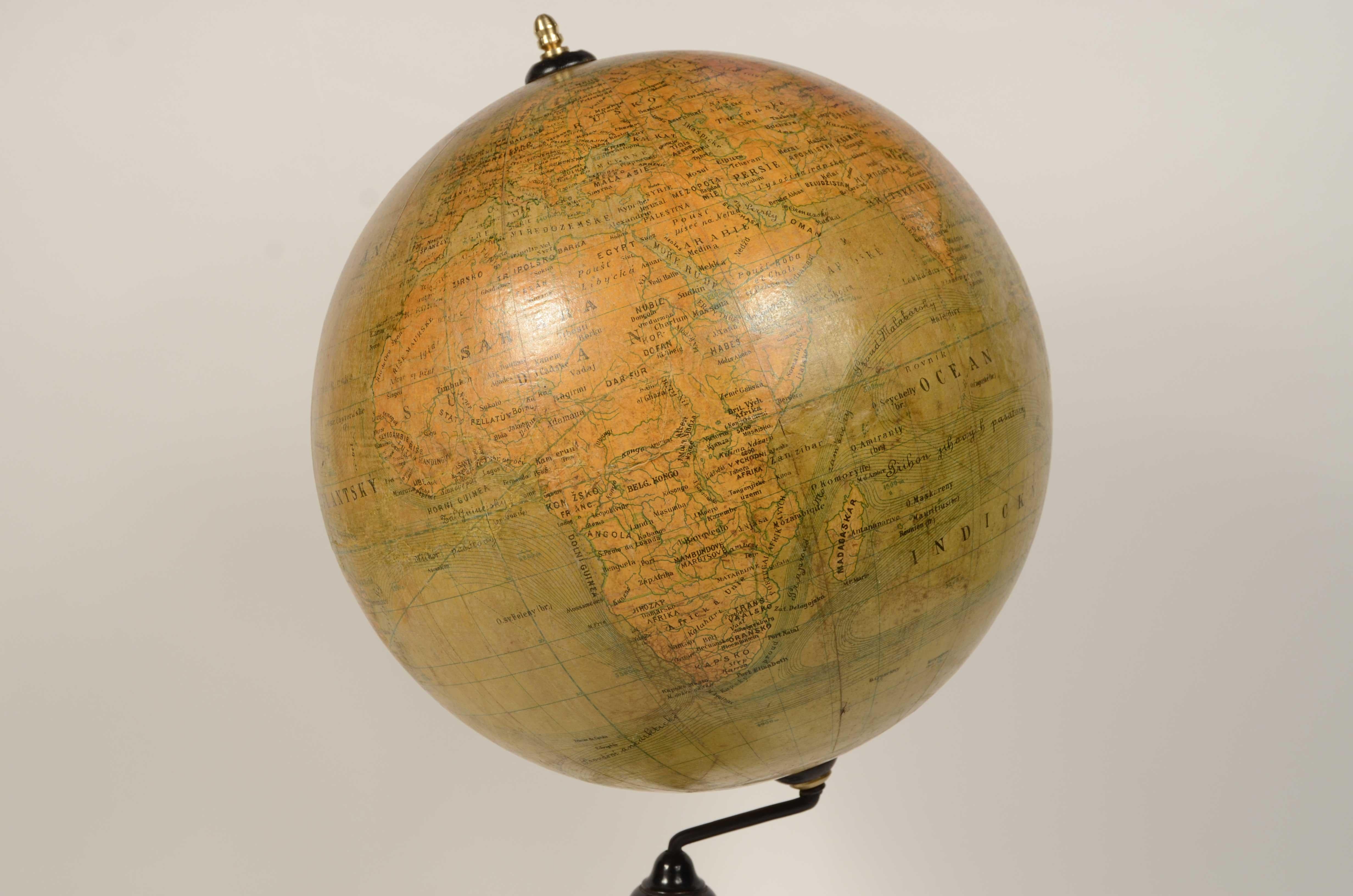 Globo terrestre da tavolo realizzato dal geografo e cartografo dell’ Impero Austro-Ungarico Jan Felkl nella seconda metà del XIX secolo. Oltre alla mappa territoriale sono riportate le correnti oceaniche. Base in legno tornito ed ebanizzata sfera in