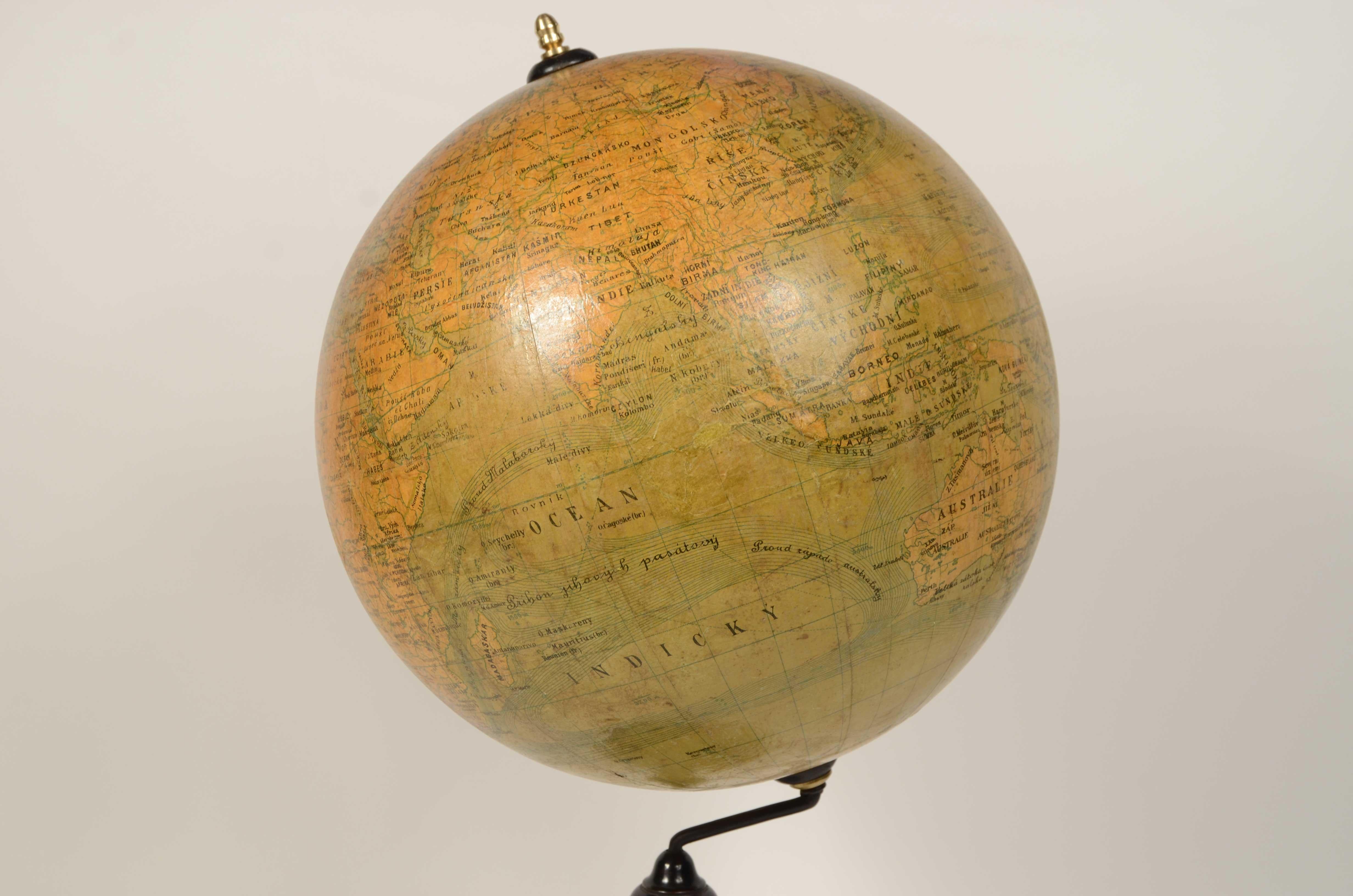 Globo terrestre del geografo e cartografo dell’ Impero Austro-Ungarico Jan Felkl en Bueno estado para la venta en Milan, IT