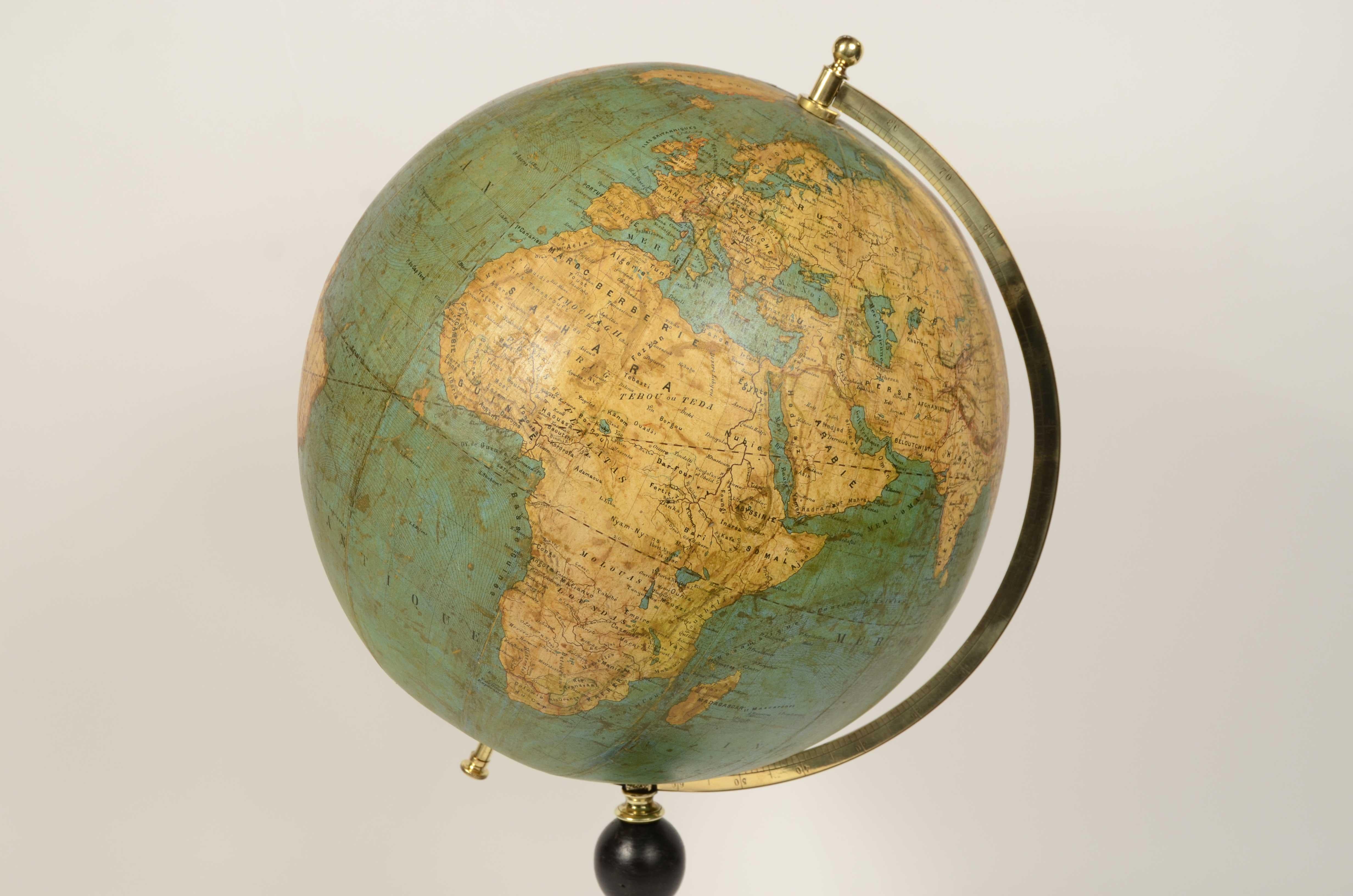 Globo terrestre realizzato nella seconda metà del XIX secolo da Ernst Schotte di Berlino rivisto e corretto da M. Vivien de Saint-Martin per Hachette & C.ie Paris. 
Oltre alla mappa territoriale sono raffigurate le correnti oceaniche.
Base in legno