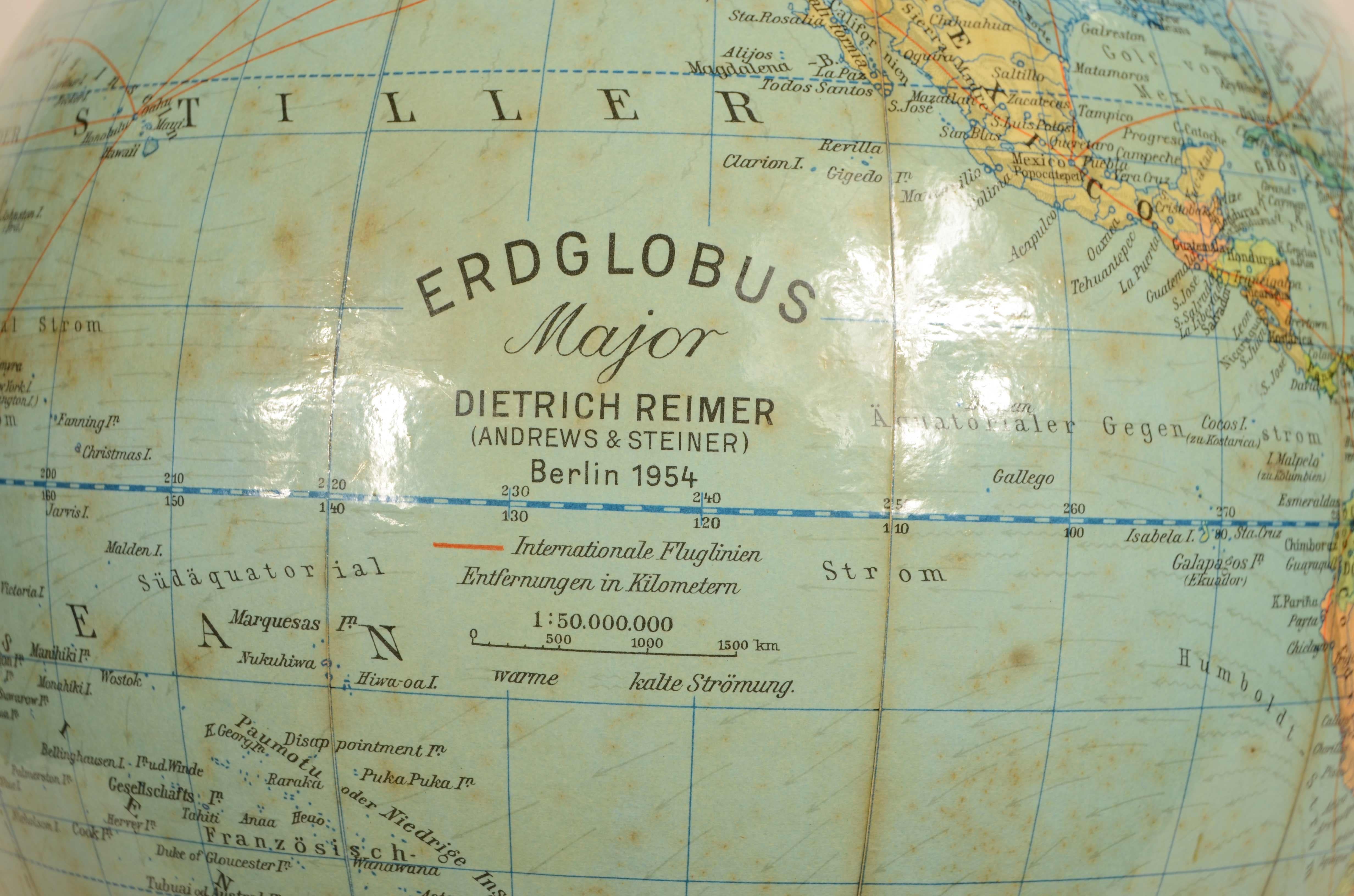 Globe terrestre publié par l'institut cartographique allemand Dietrich Reimers Berlin 1954. Outre la carte spatiale très bien délimitée, les courants océaniques et les principales routes commerciales de l'époque sont représentés. Base rectangulaire