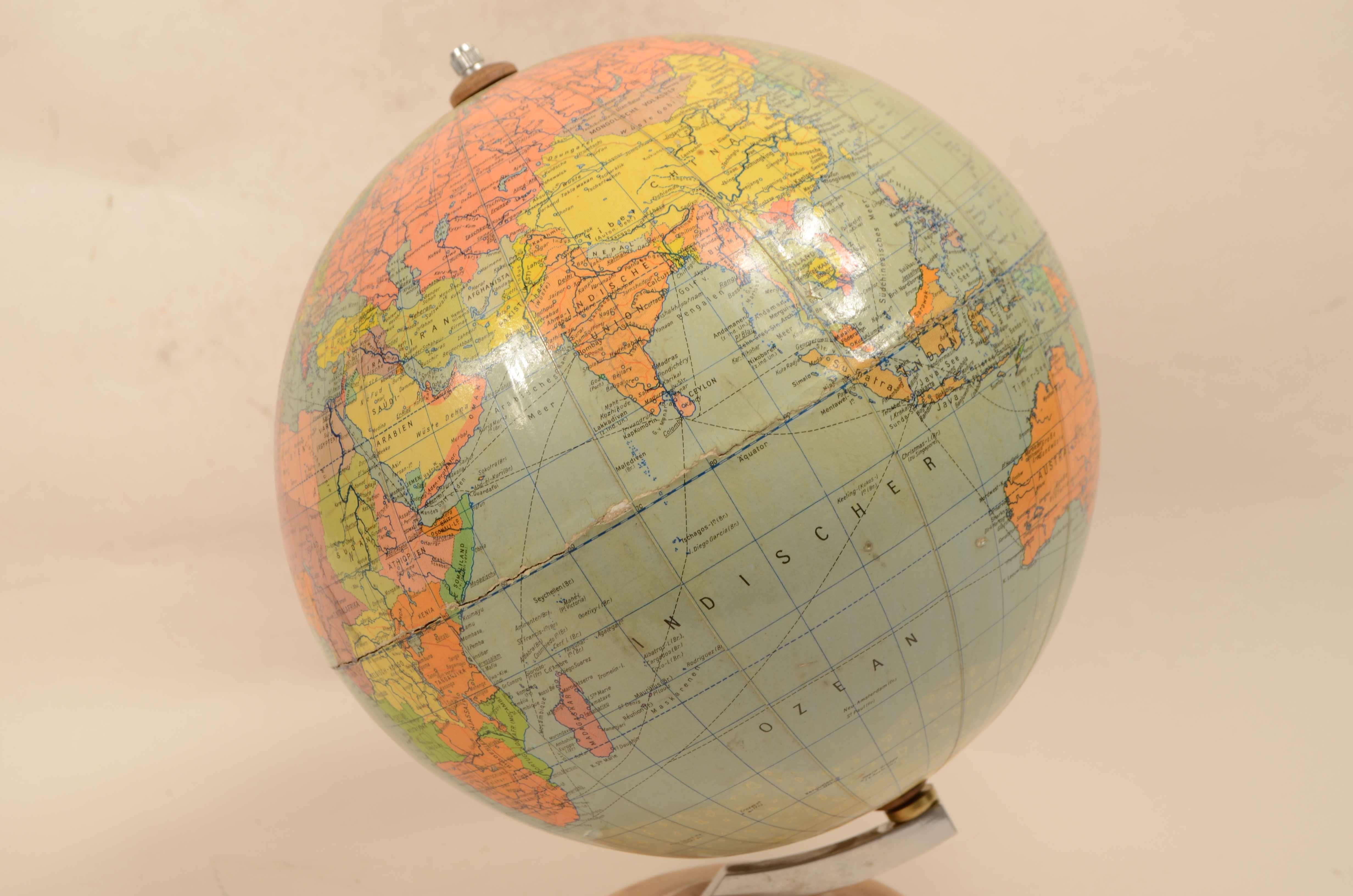 Räths Politischer Erdglobus terrestrial globe designed by Arthur Krause 1950s In Good Condition For Sale In Milan, IT