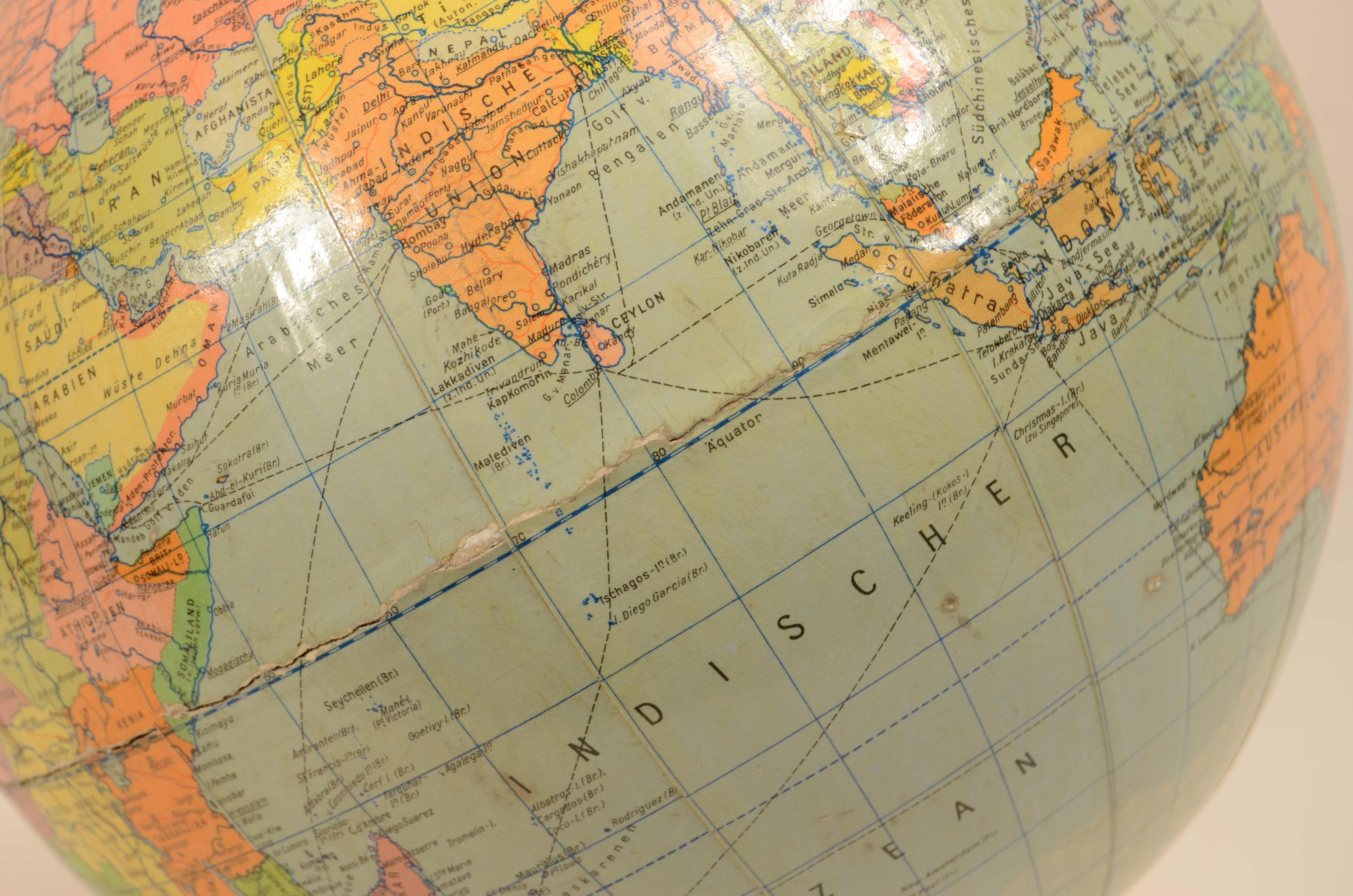 20th Century Räths Politischer Erdglobus terrestrial globe designed by Arthur Krause 1950s For Sale