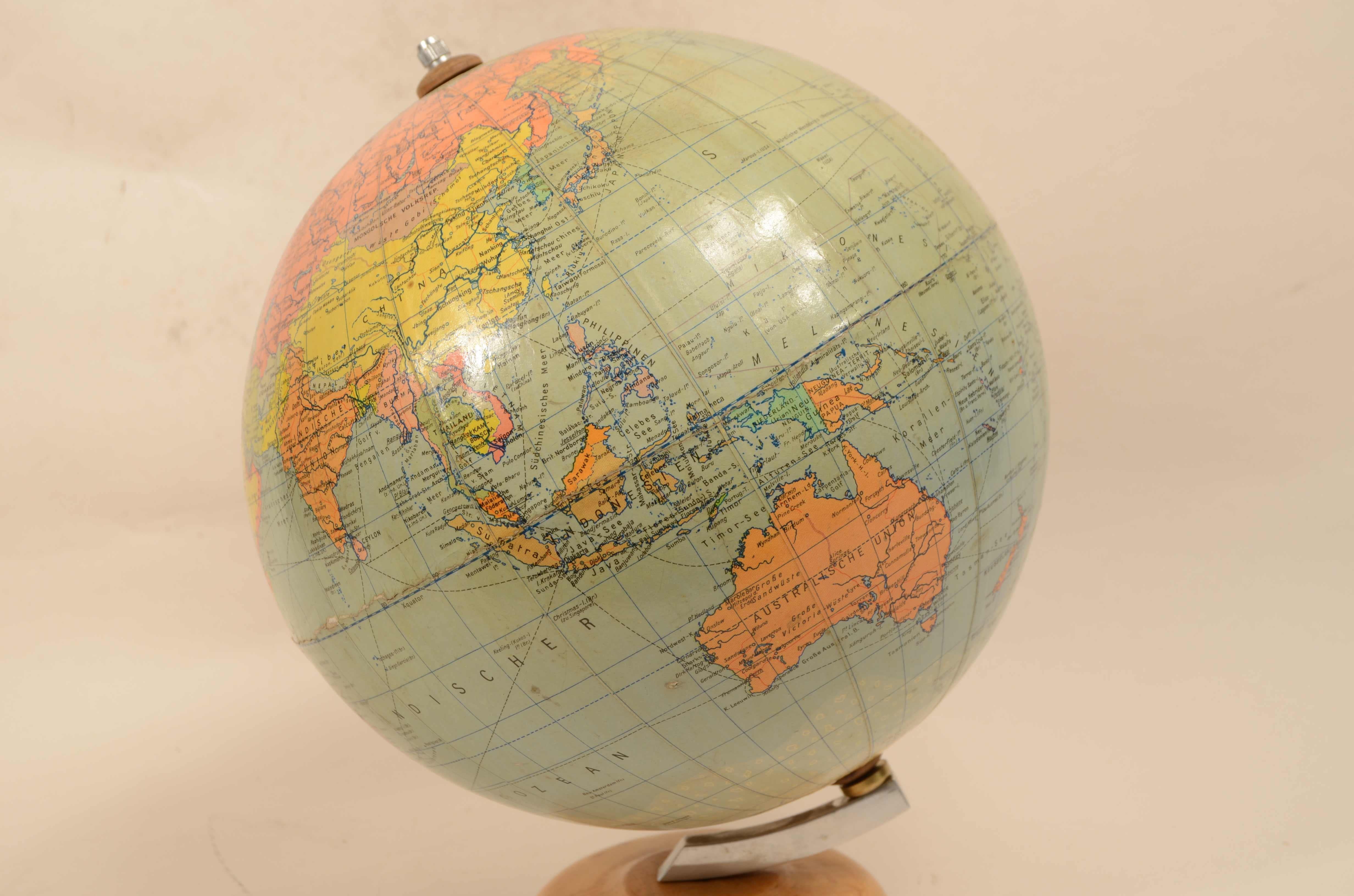 Paper Räths Politischer Erdglobus terrestrial globe designed by Arthur Krause 1950s For Sale