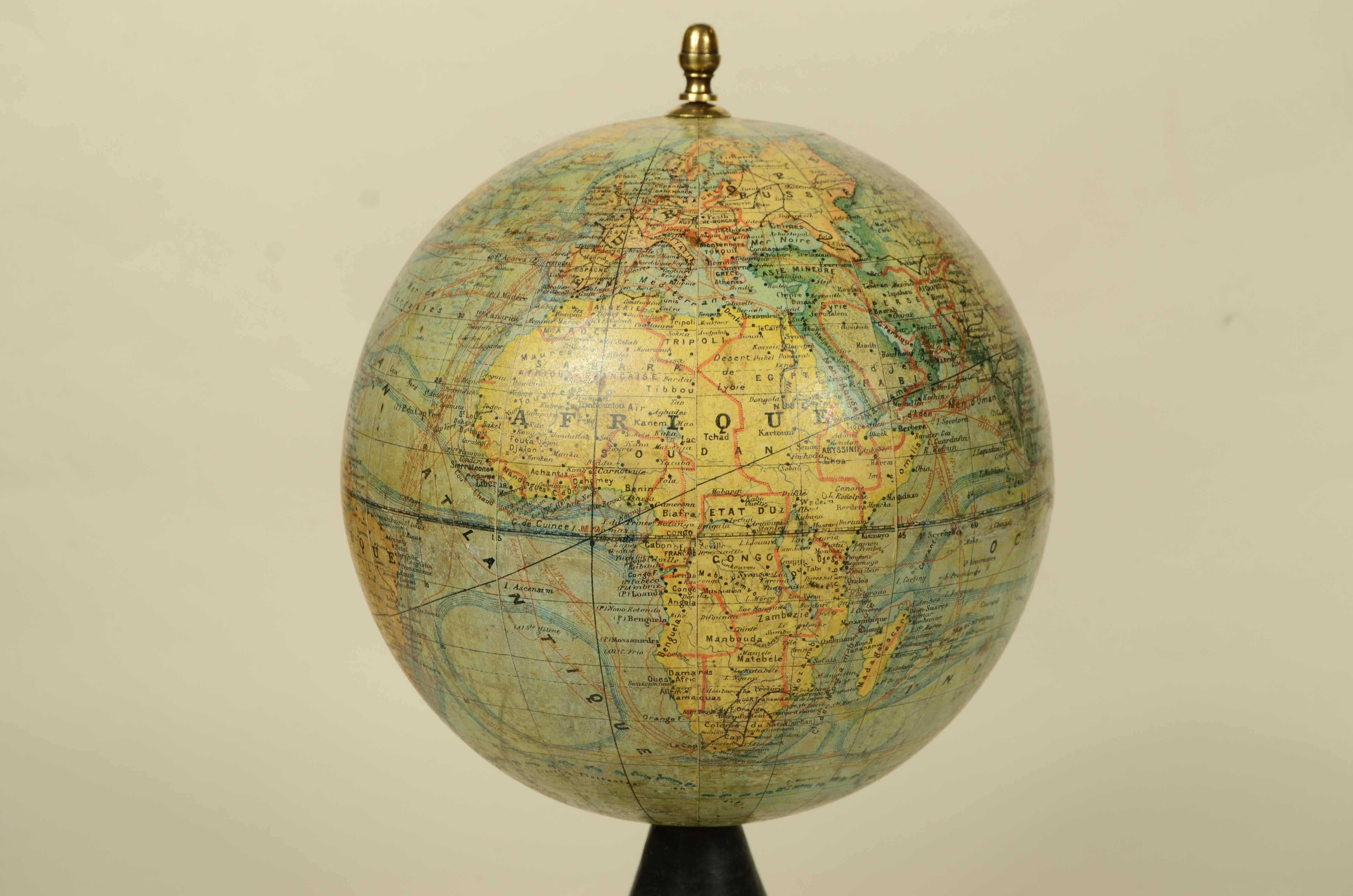 Globo terrestre edito alla fine del XIX secolo dal geografo francese J. Forest; oltre alla mappa territoriale sono raffigurate le correnti oceaniche e le principali rotte commerciali del periodo. Sfera in cartapesta e gesso rivestita degli spicchi