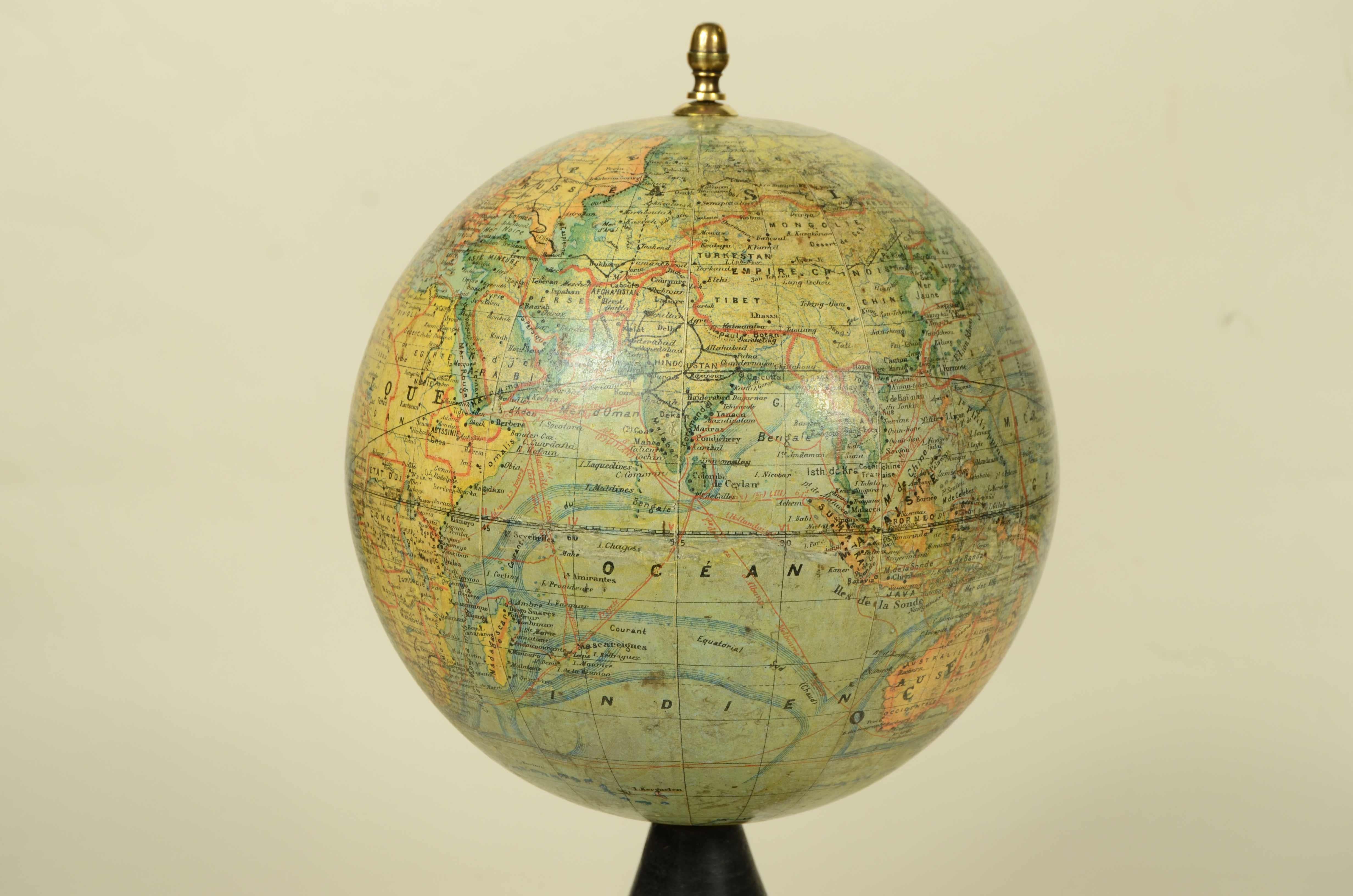 Globo terrestre edito alla fine del XIX secolo dal geografo francese J. Forest État moyen - En vente à Milan, IT