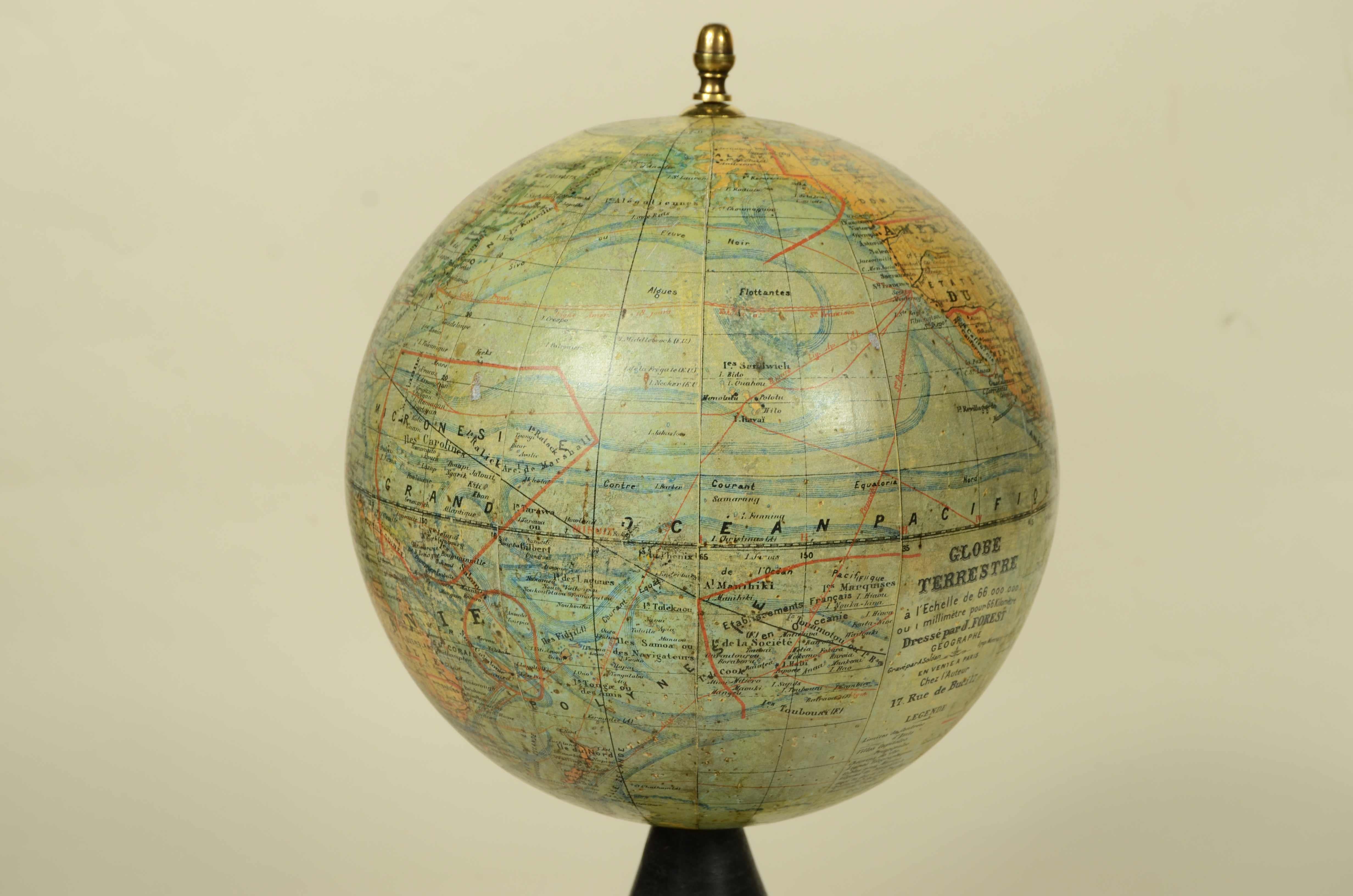 Papier Globo terrestre edito alla fine del XIX secolo dal geografo francese J. Forest en vente