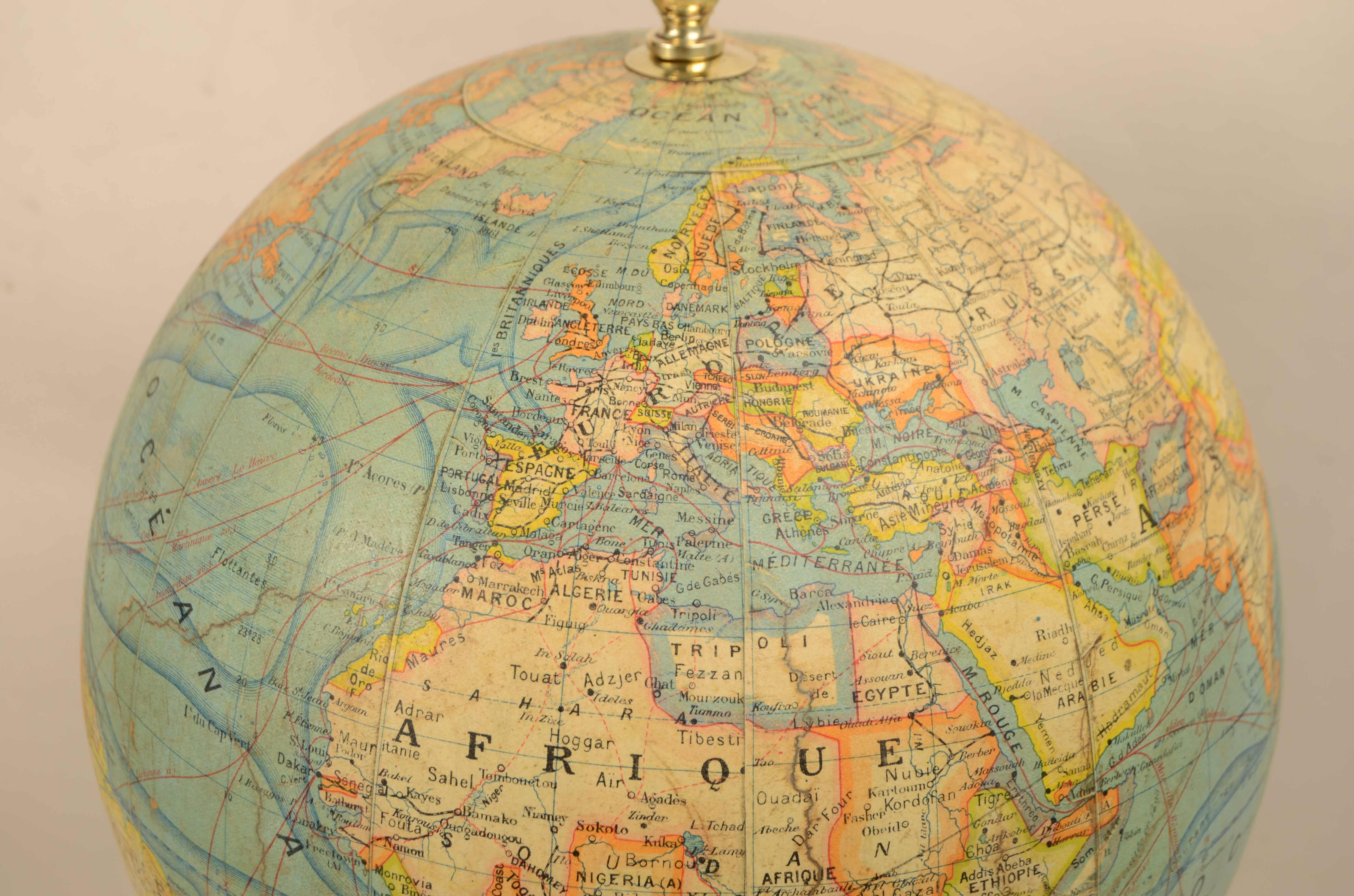 Globe terrestre publié dans les années 1920 par le géographe français J. Forest 5
