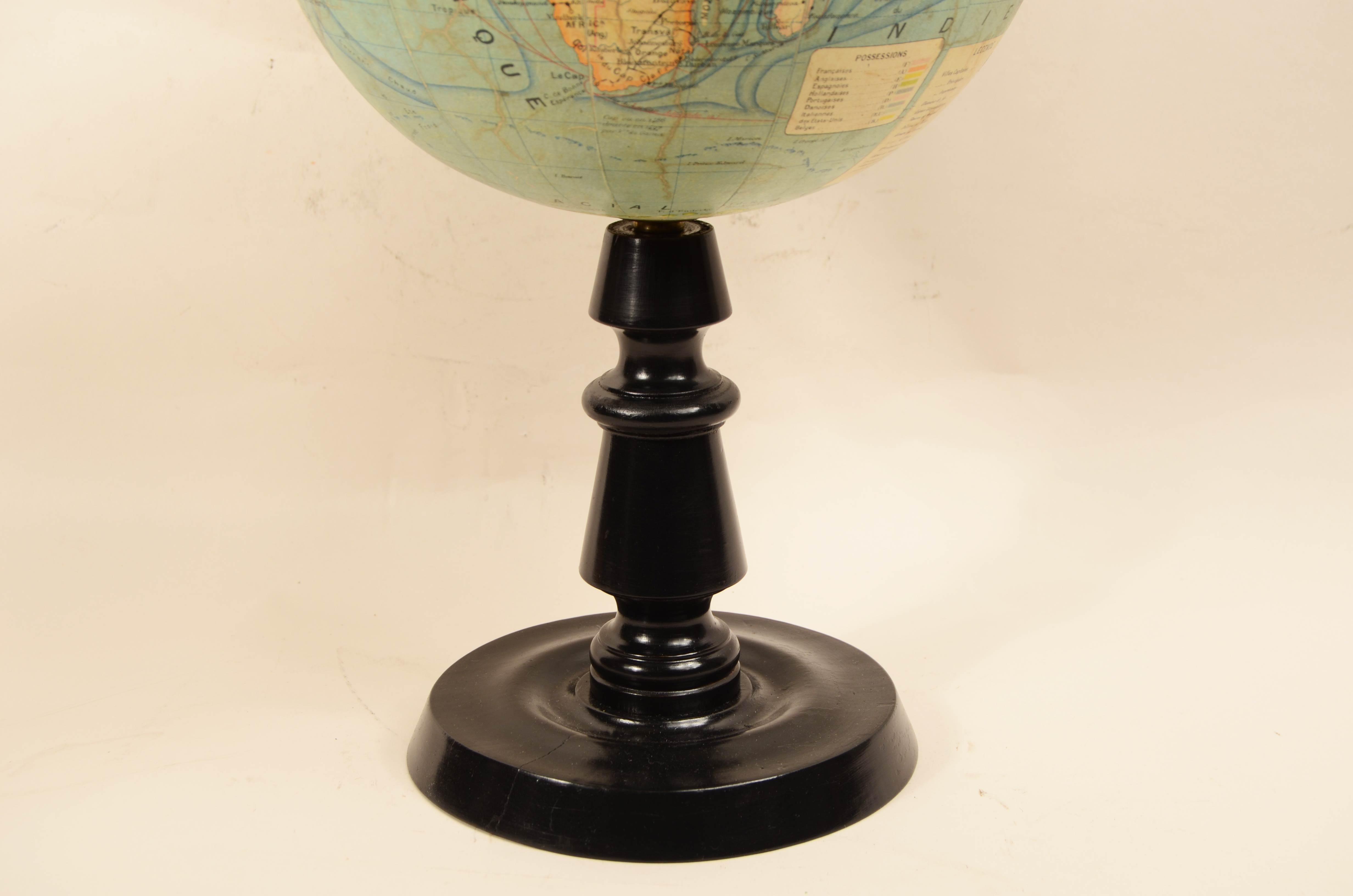 Globe terrestre publié dans les années 1920 par le géographe français J. Forest 6