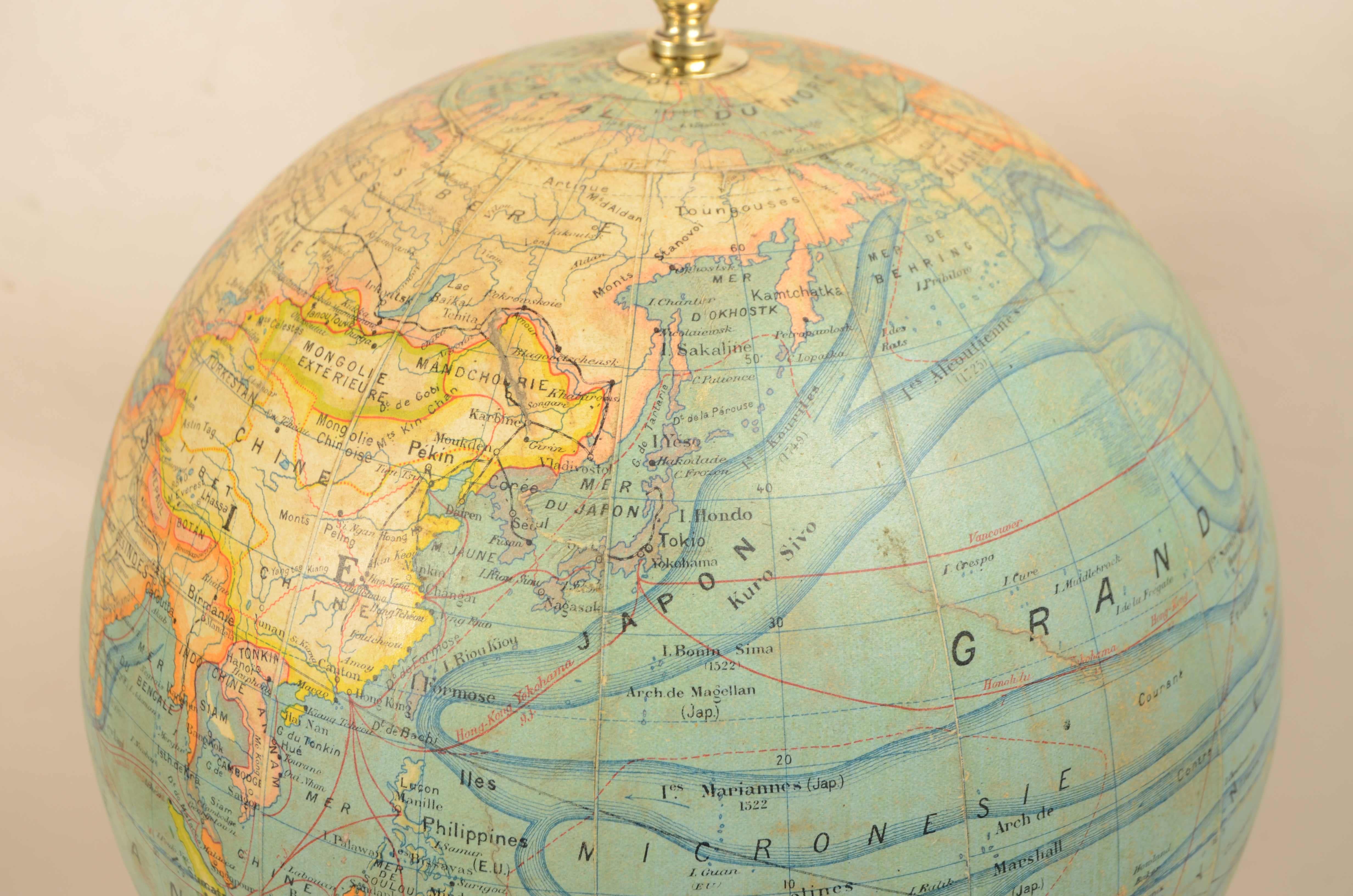 Globe terrestre publié dans les années 1920 par le géographe français J. Forest 8