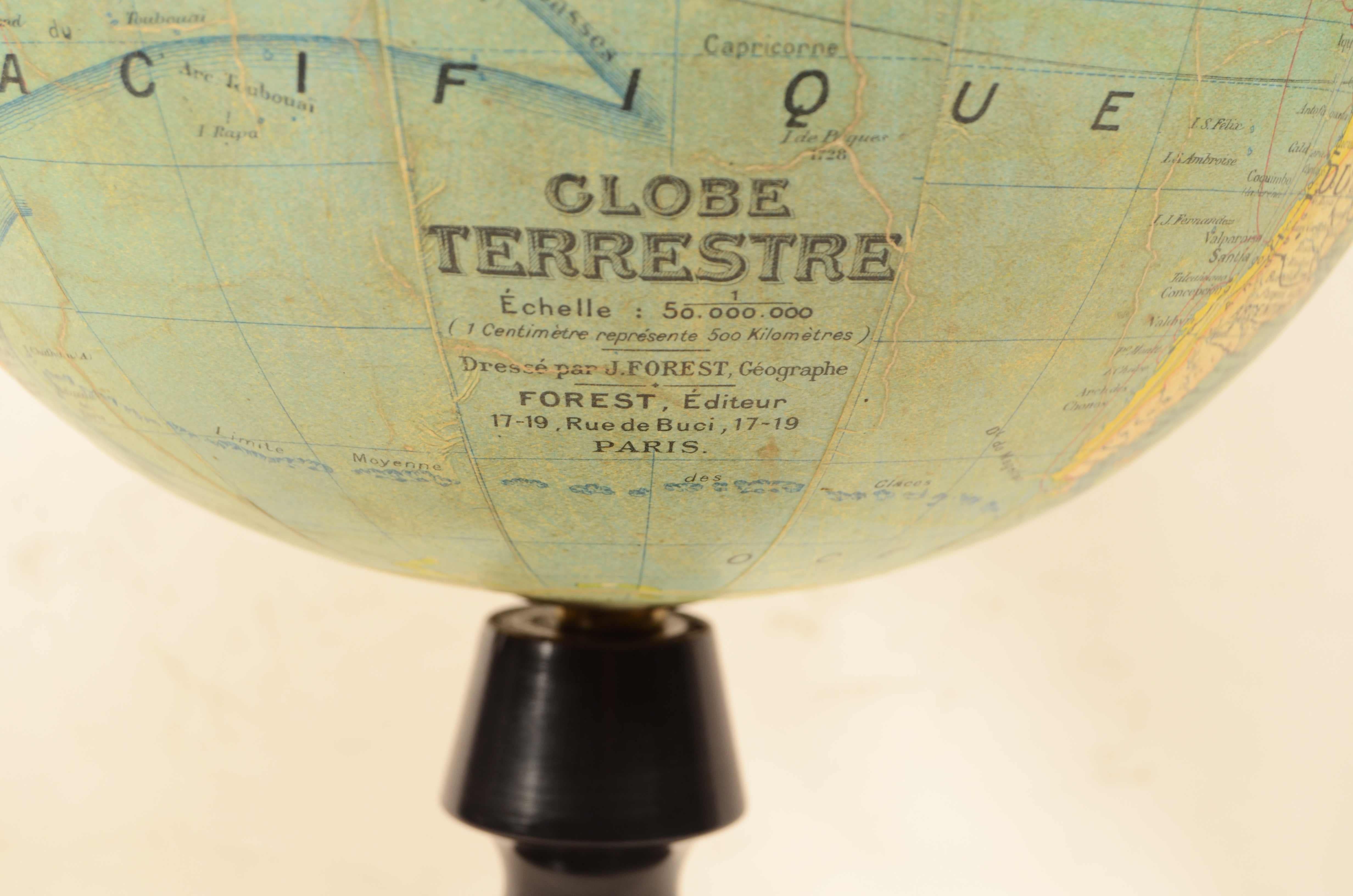 Globe terrestre publié dans les années 1920 par le géographe français J. Forest ; outre la carte spatiale, les courants océaniques et les principales routes commerciales de l'époque y sont représentés. Sphère en papier mâché et en plâtre recouverte