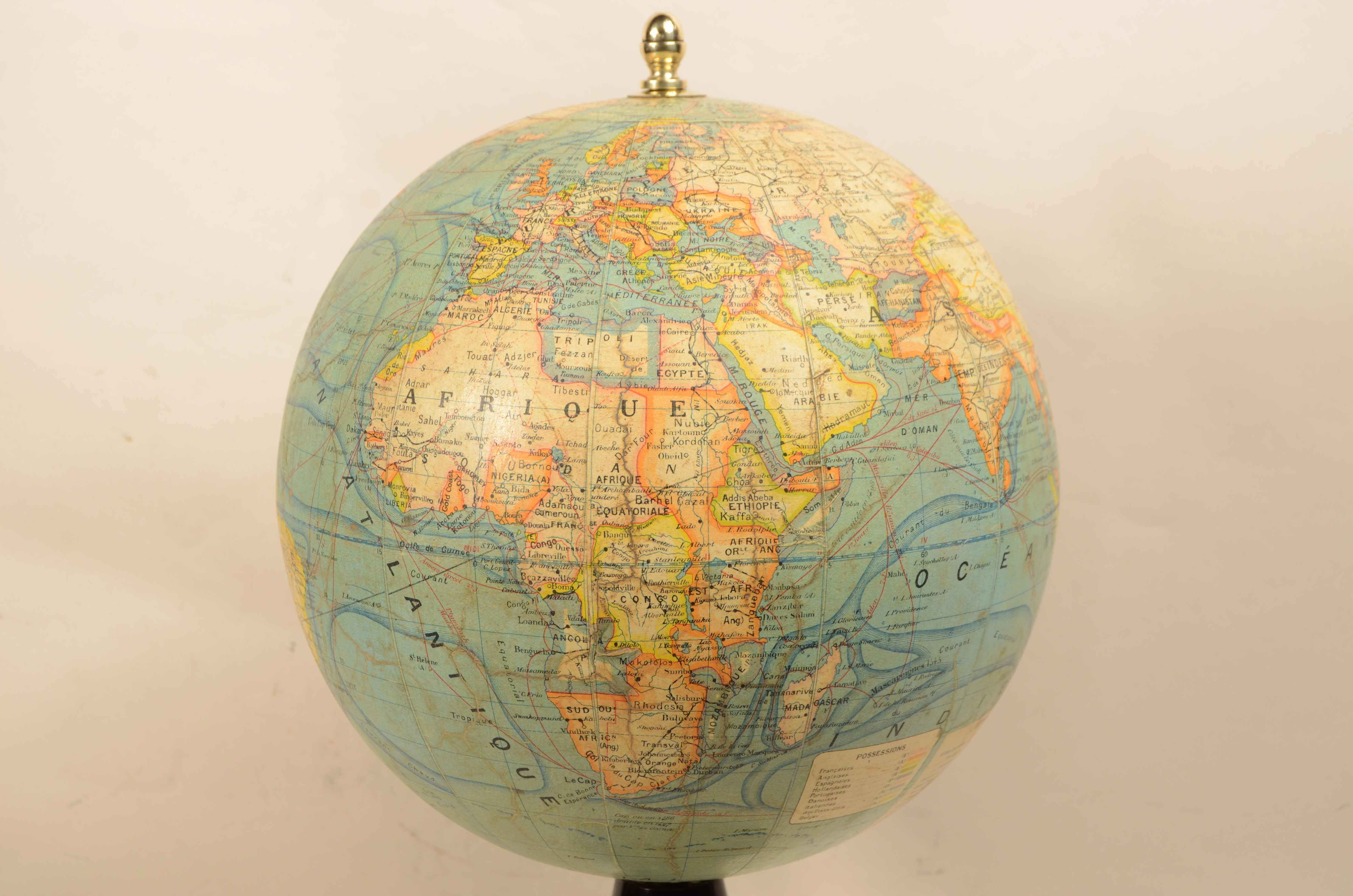 Globe terrestre publié dans les années 1920 par le géographe français J. Forest Bon état à Milan, IT
