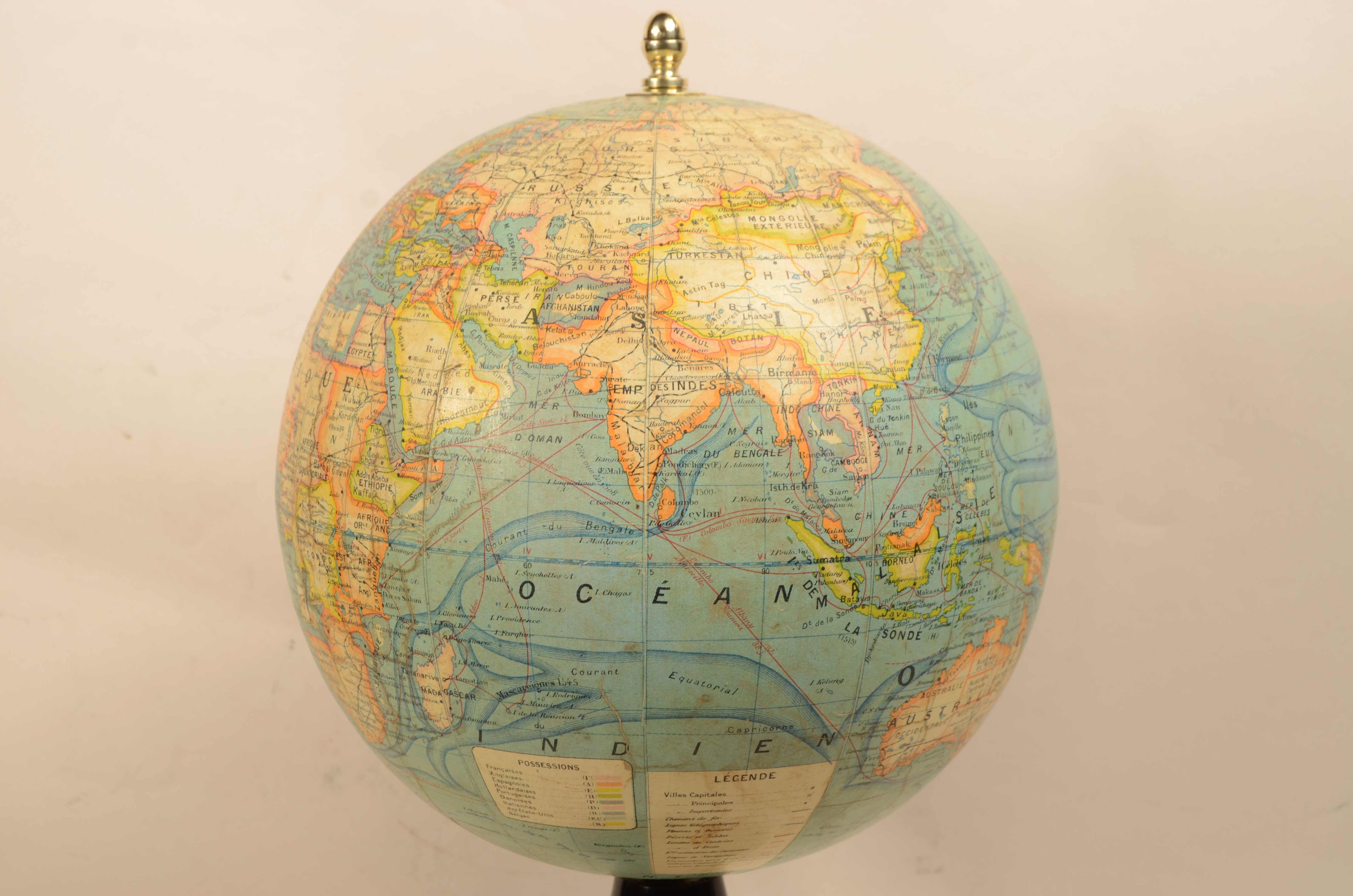 20ième siècle Globe terrestre publié dans les années 1920 par le géographe français J. Forest