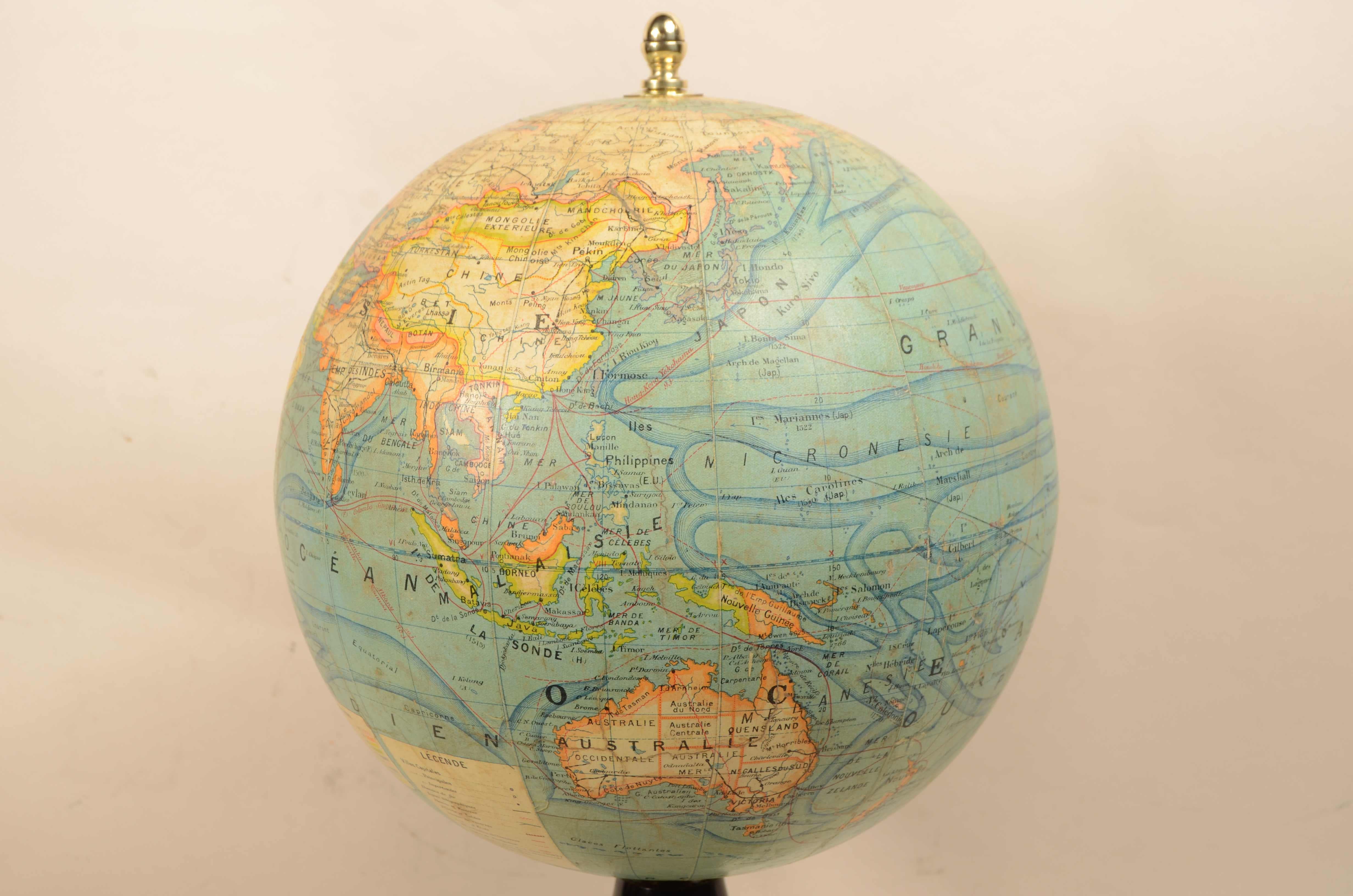 Papier Globe terrestre publié dans les années 1920 par le géographe français J. Forest