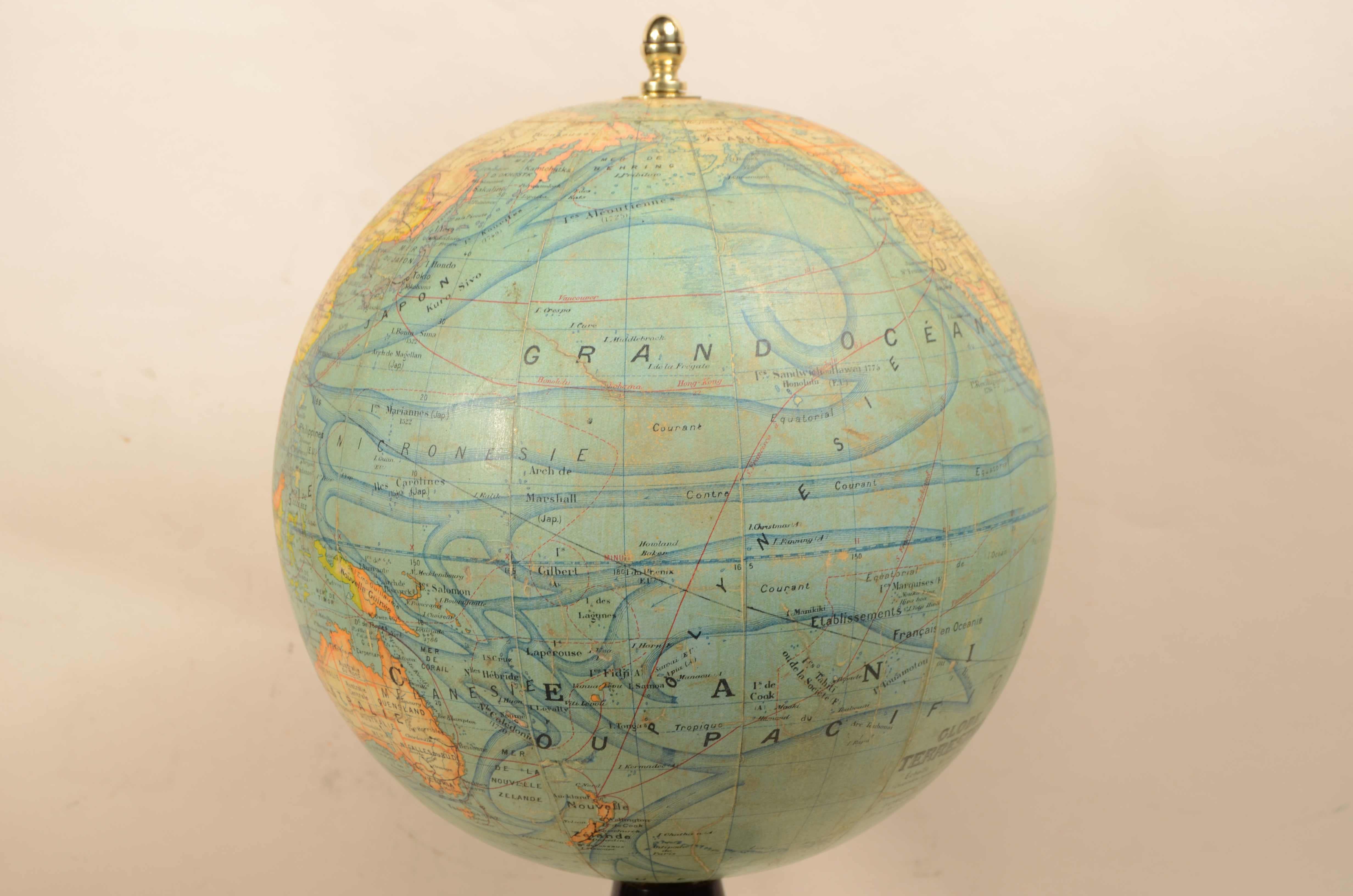 Globe terrestre publié dans les années 1920 par le géographe français J. Forest 1