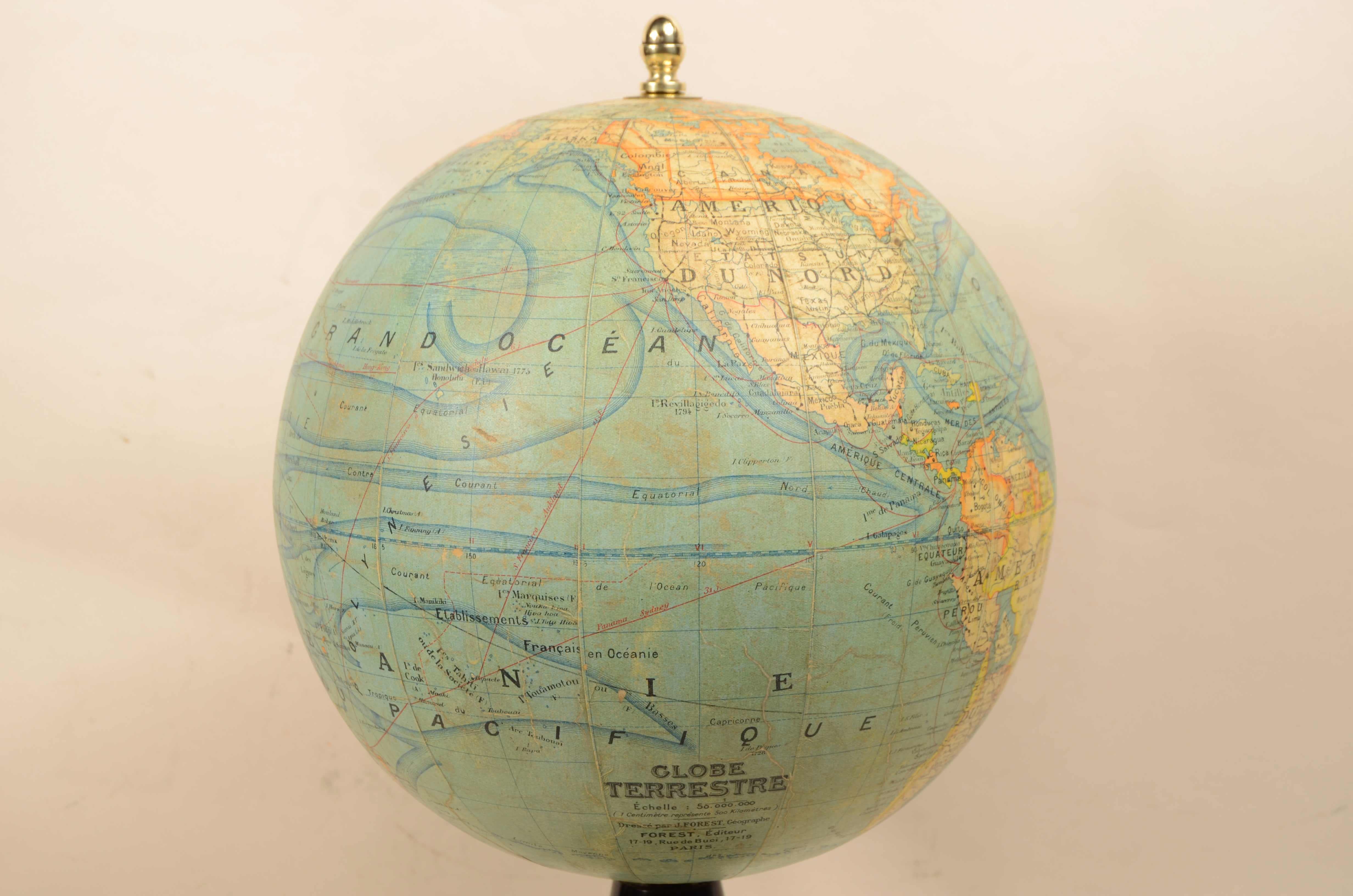 Globe terrestre publié dans les années 1920 par le géographe français J. Forest 2