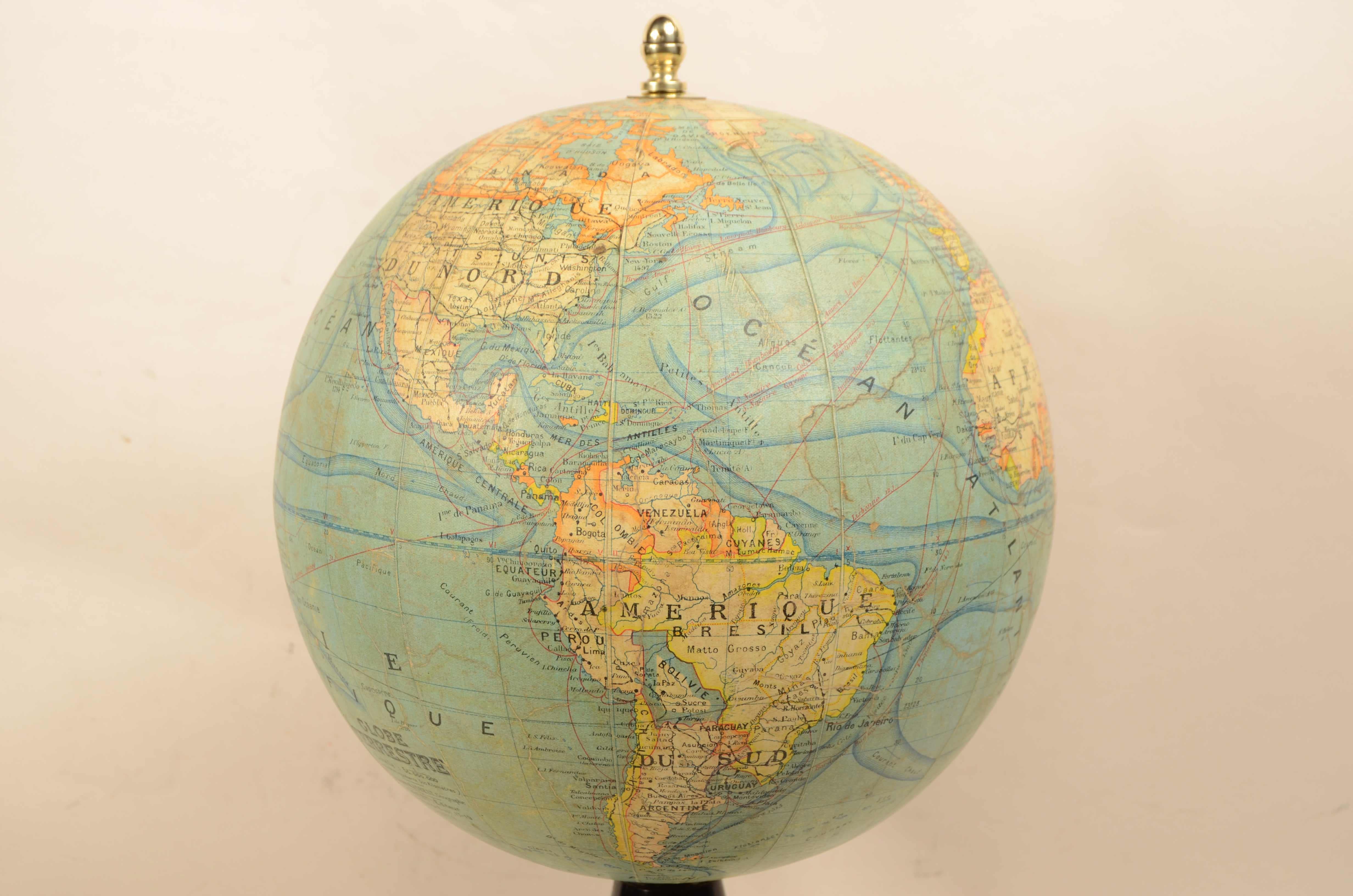 Globe terrestre publié dans les années 1920 par le géographe français J. Forest 3