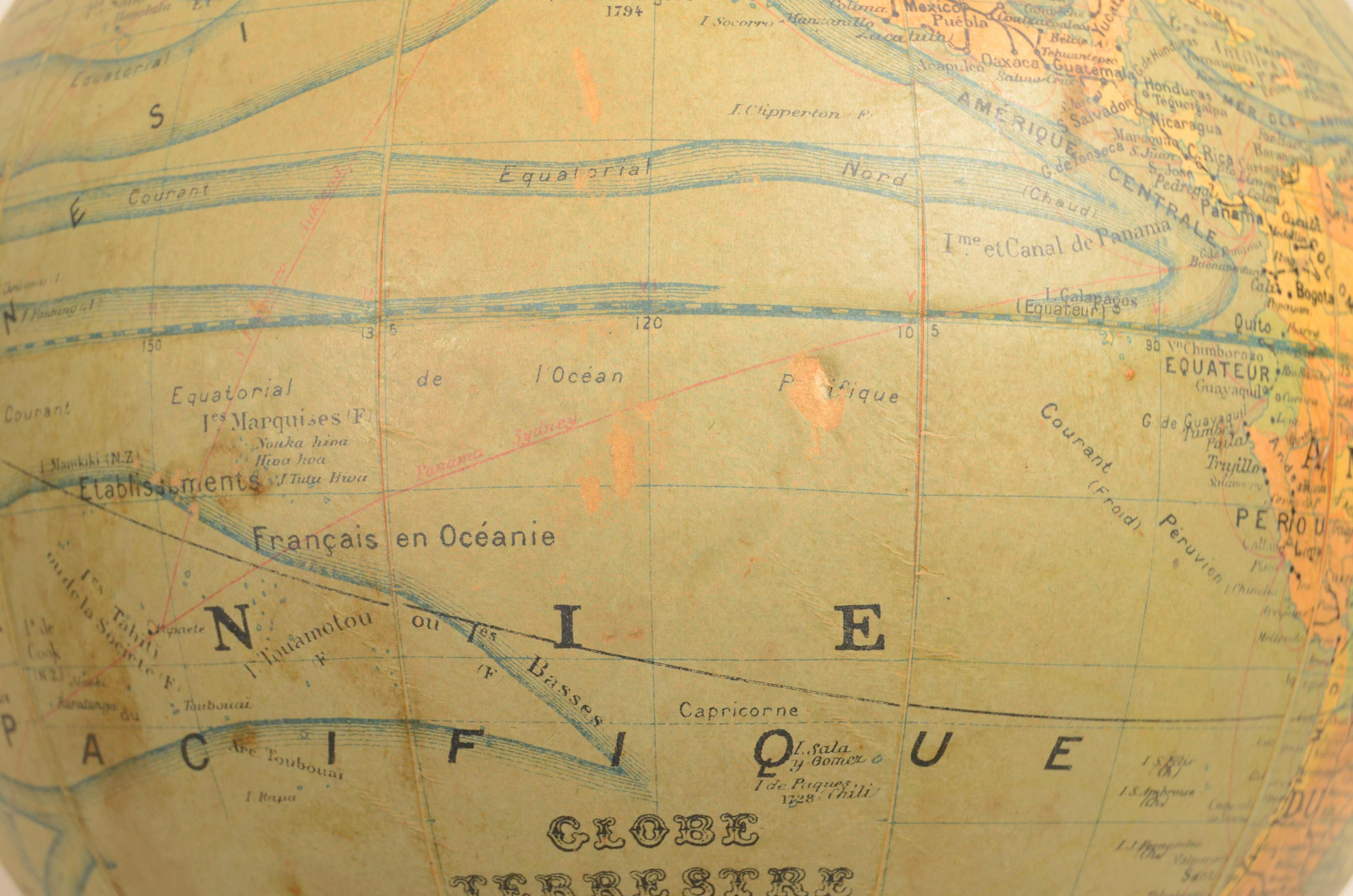 Globe terrestre publié vers 1930 par le cartographe français J. Forest en vente 5