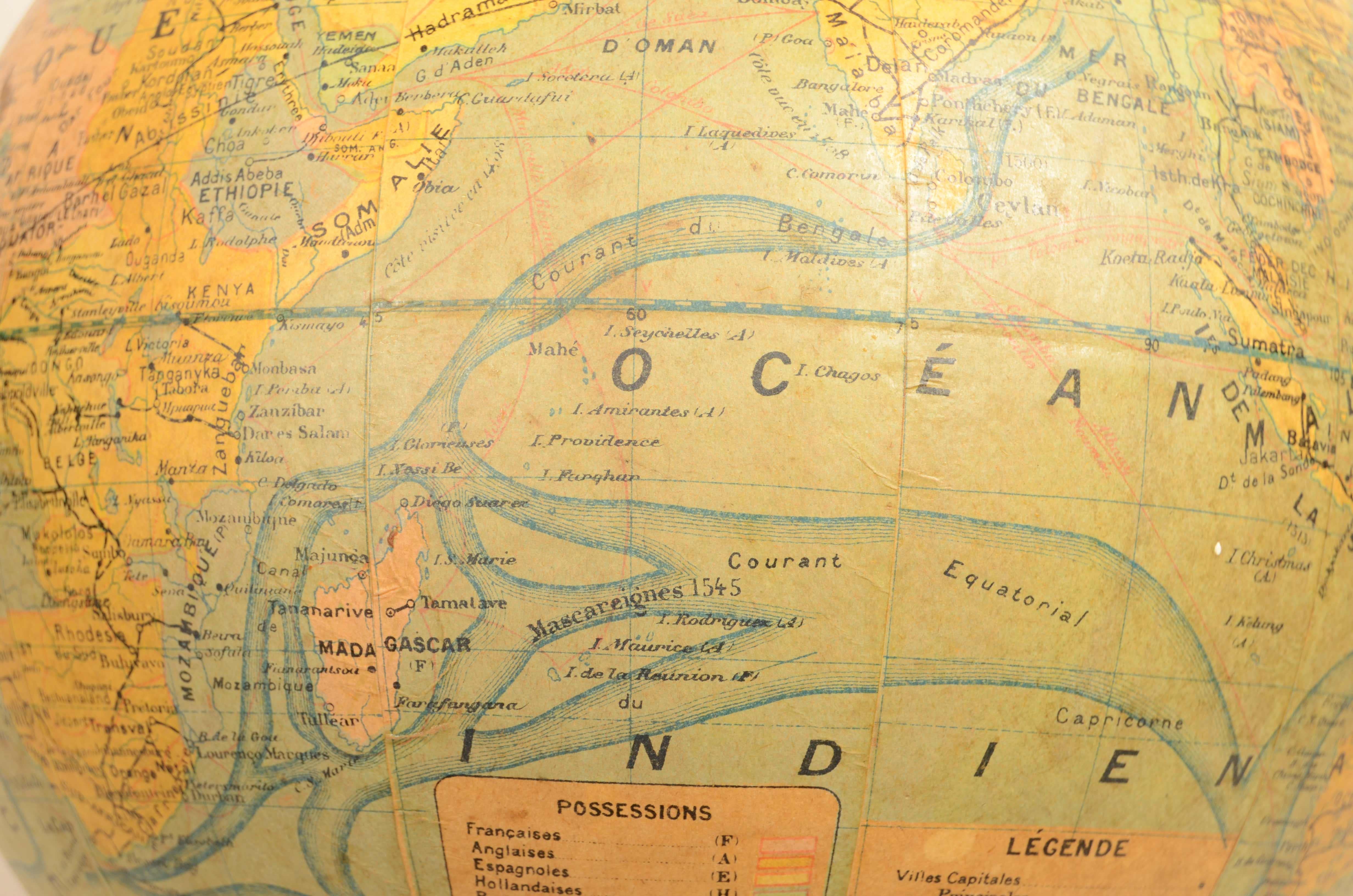 Globe terrestre publié vers 1930 par le cartographe français J. Forest en vente 6