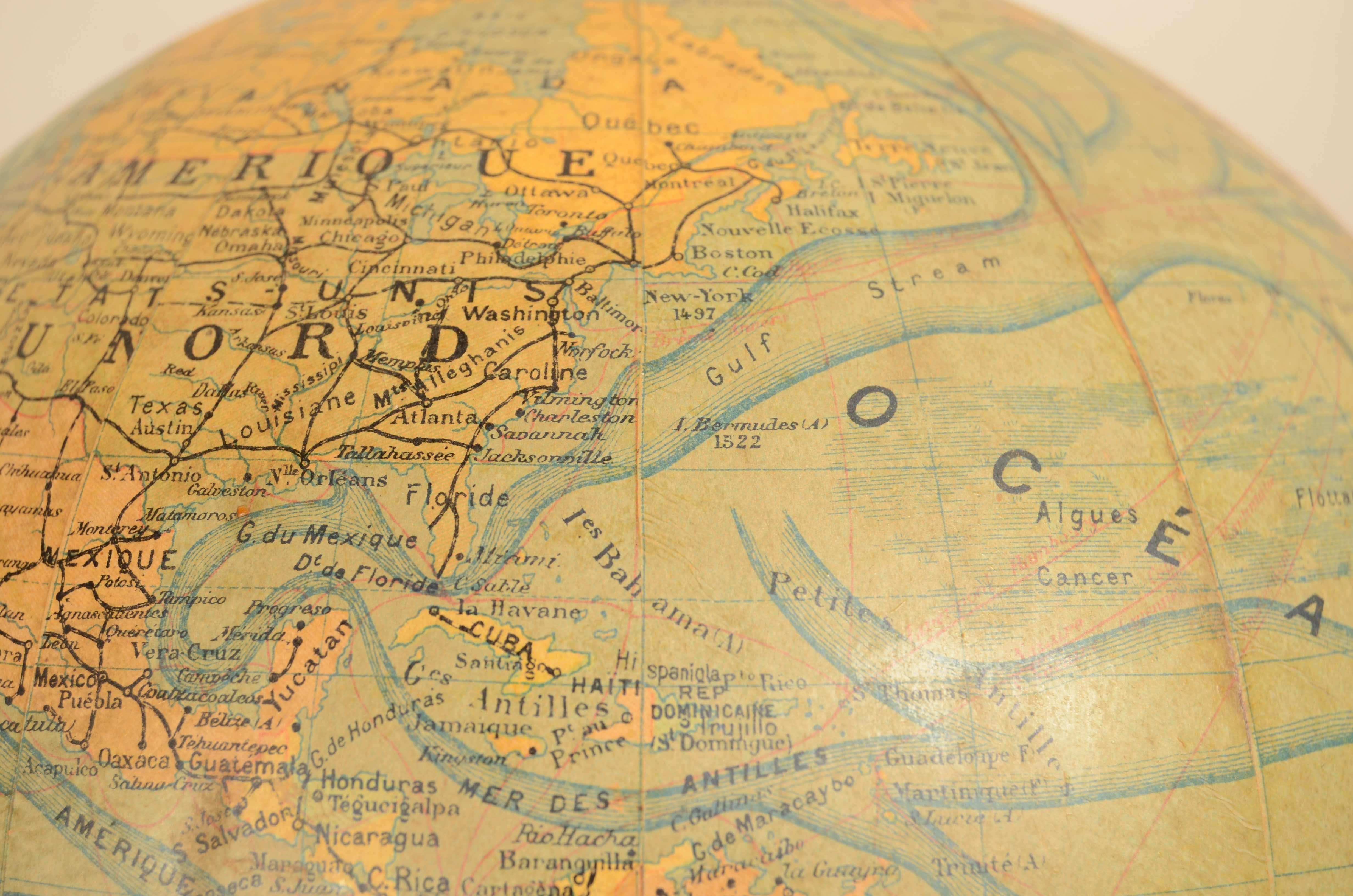 Globe terrestre publié vers 1930 par le cartographe français J. Forest en vente 8