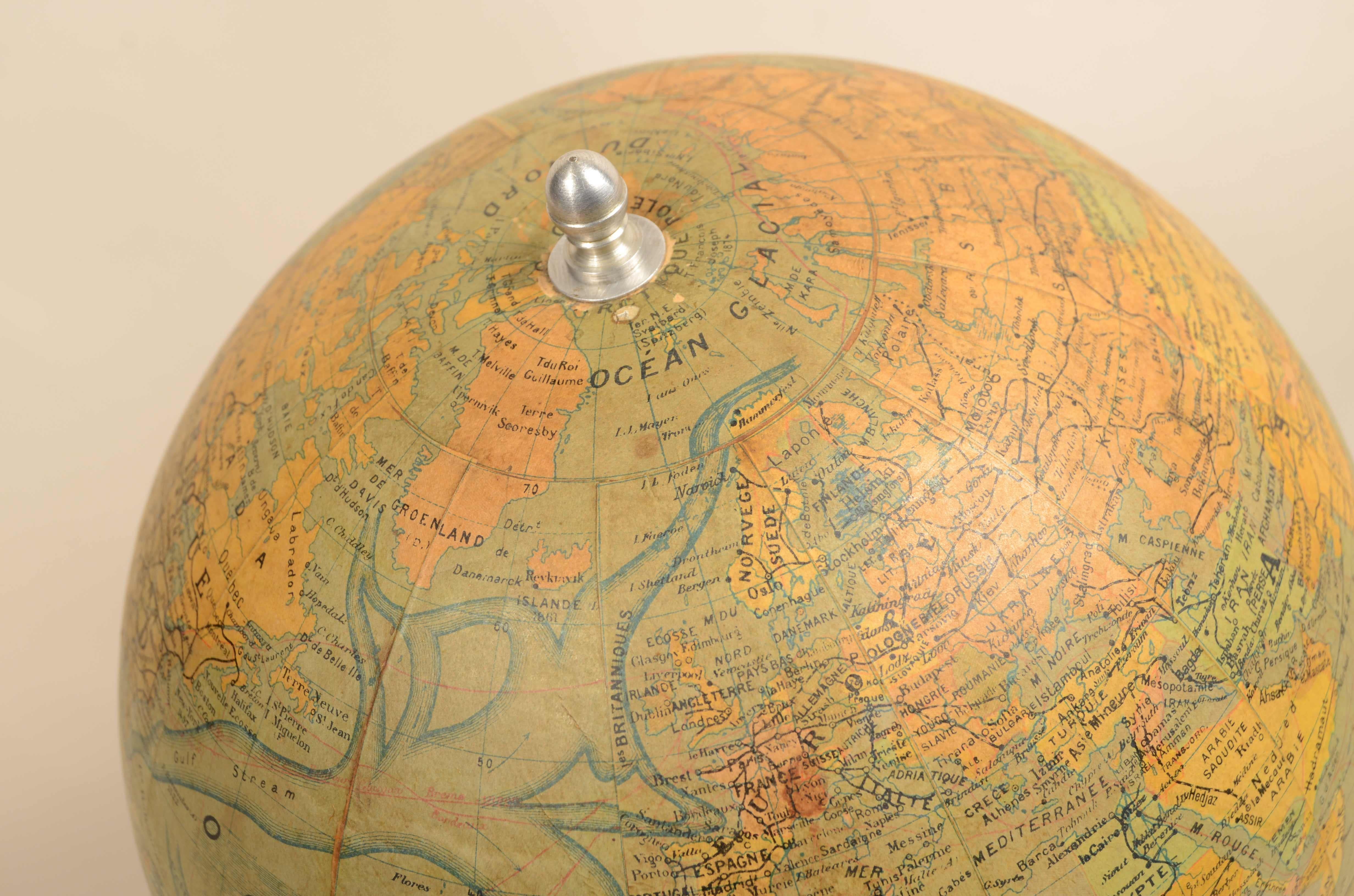 Globe terrestre publié vers 1930 par le cartographe français J. Forest en vente 9