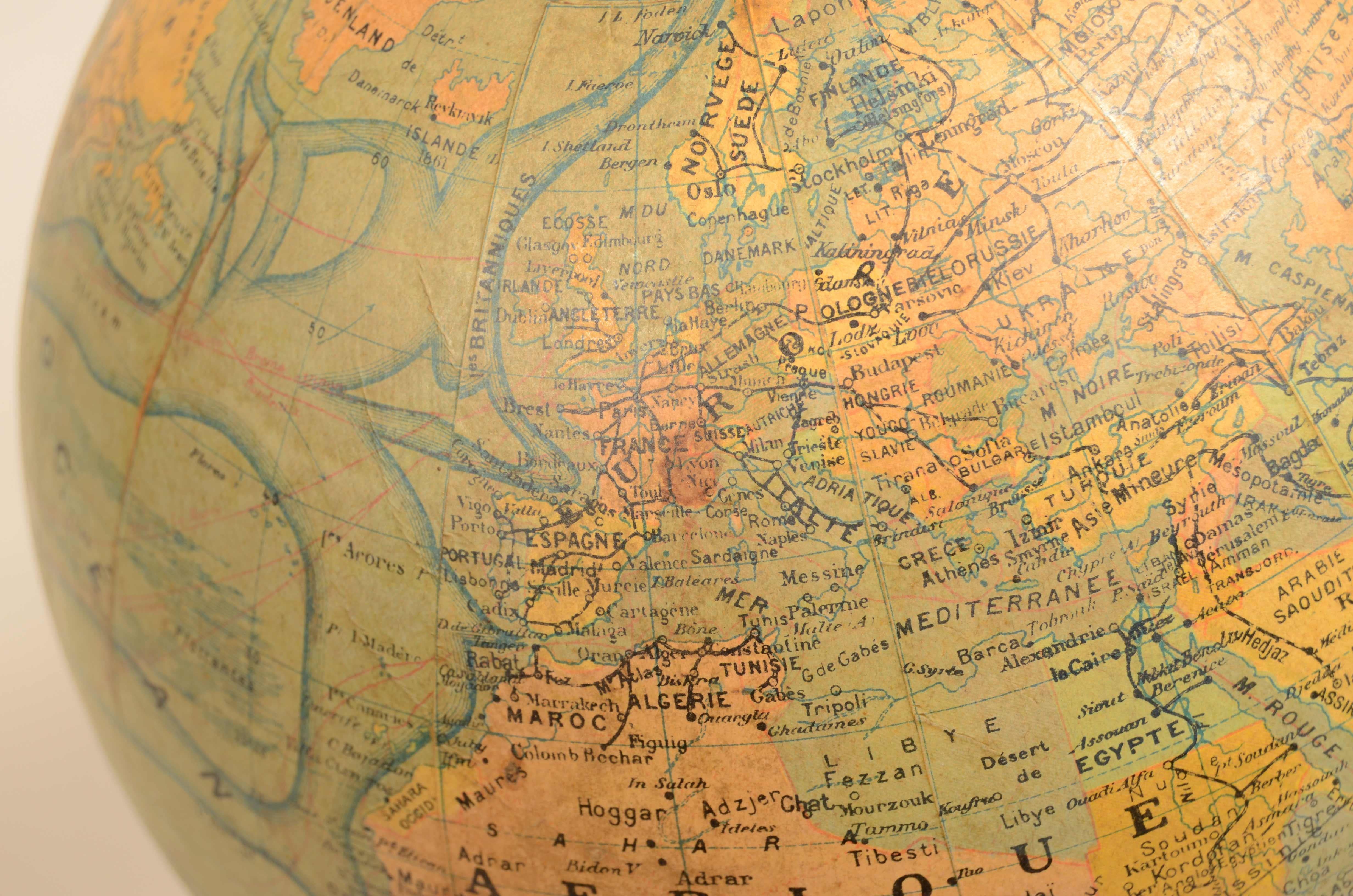 Globe terrestre publié vers 1930 par le cartographe français J. Forest en vente 10