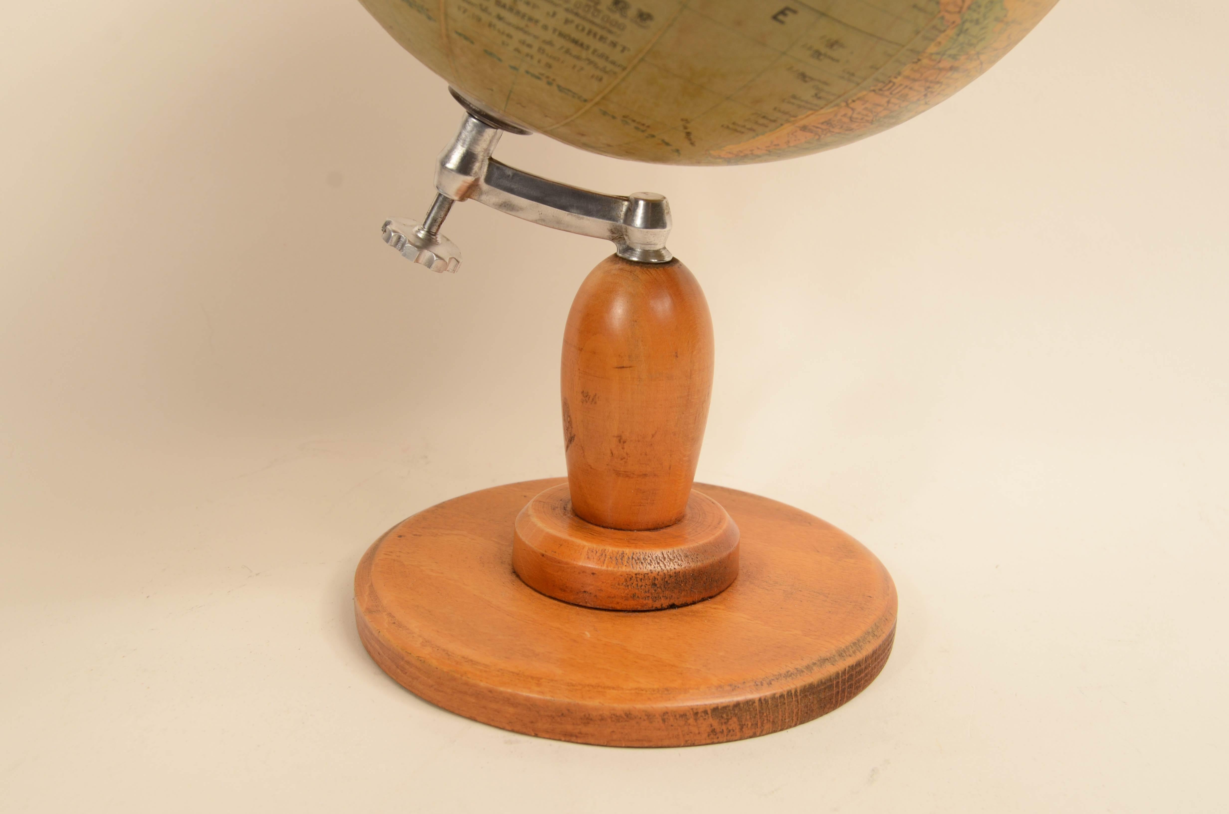 Globe terrestre publié vers 1930 par le cartographe français J. Forest en vente 11