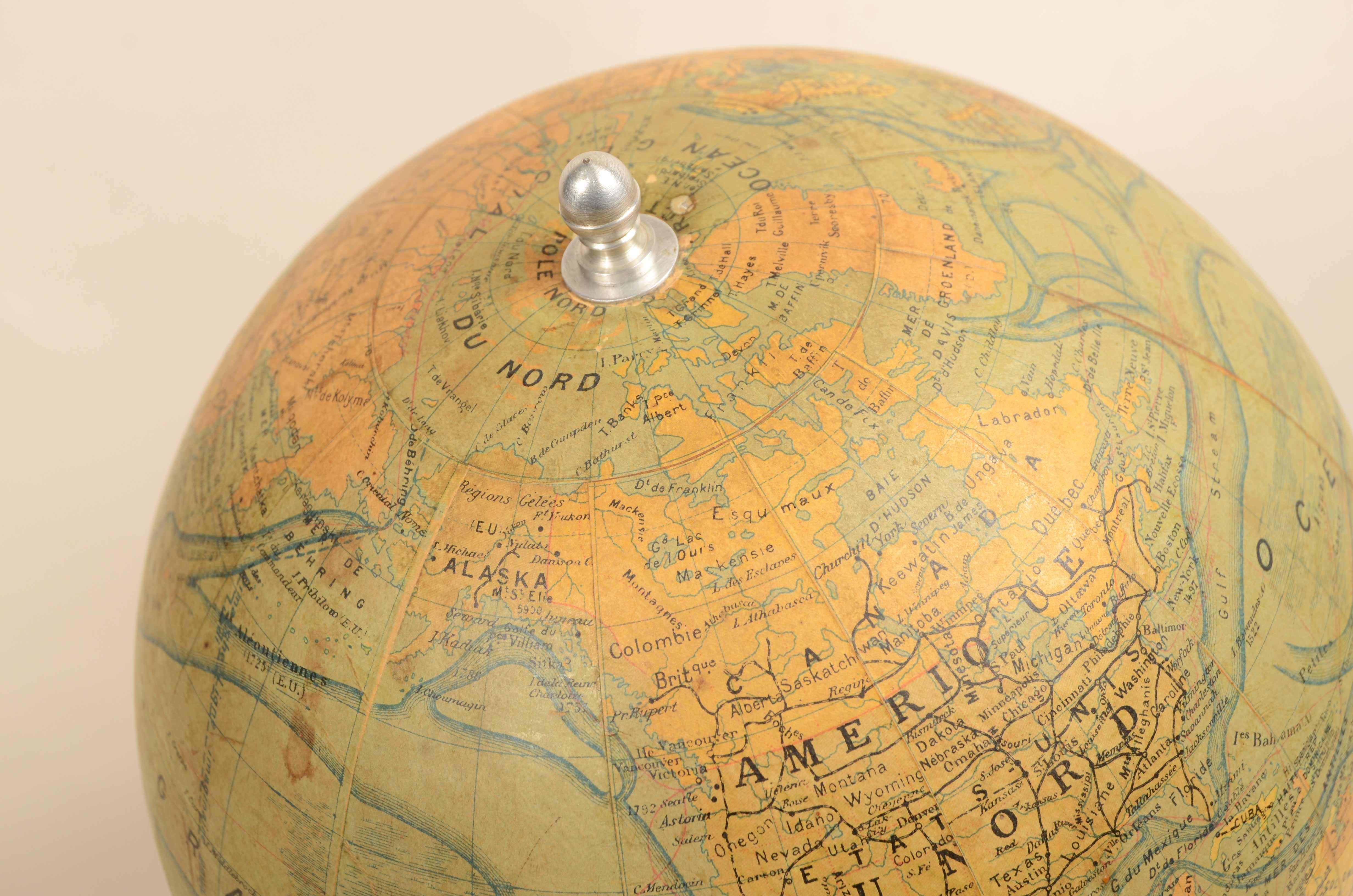 Globe terrestre publié vers 1930 par le cartographe français J. Forest en vente 12