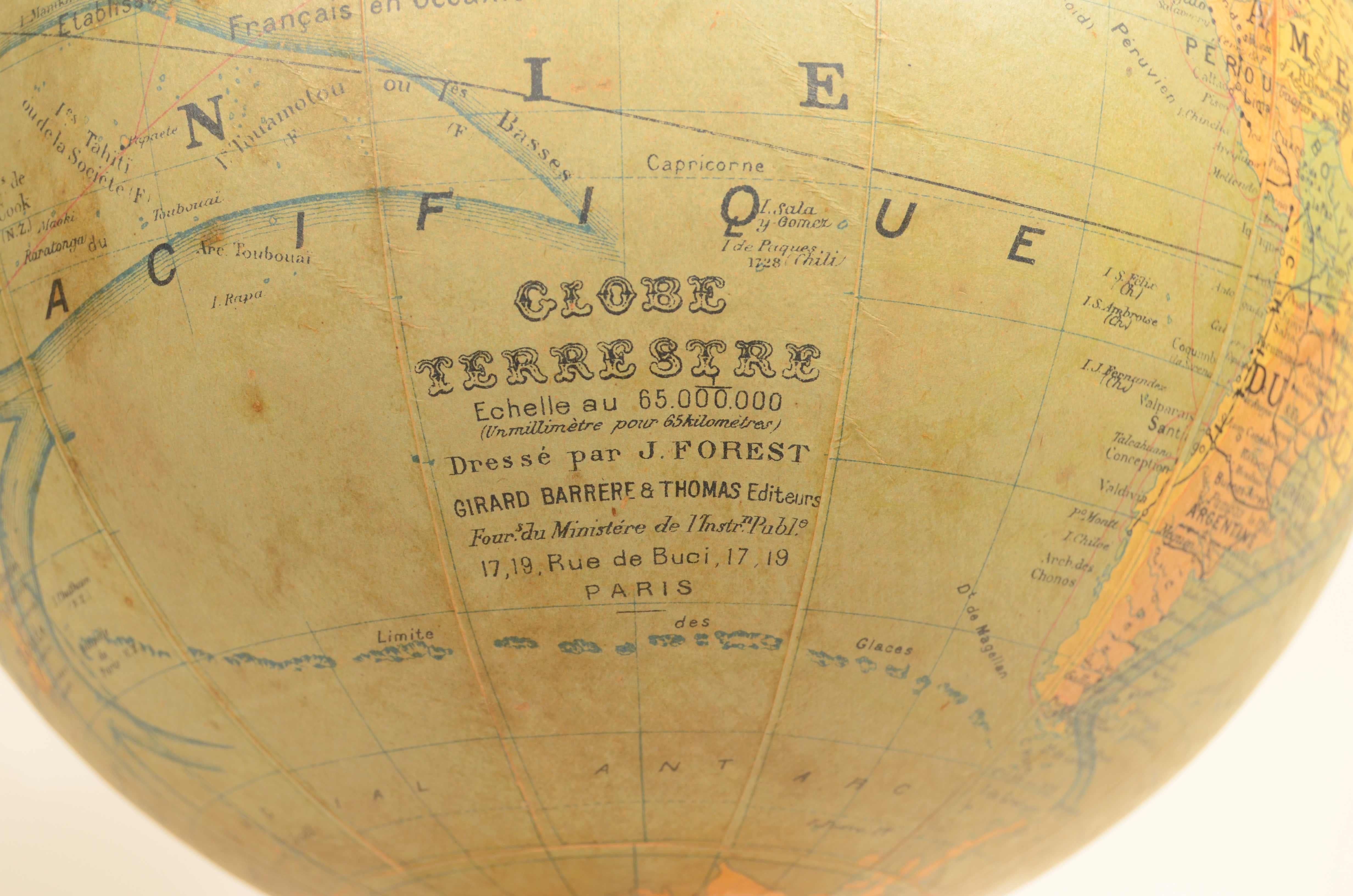 Globe terrestre publié vers 1930 par le cartographe français J. Forest édition pour le ministère de l'Éducation nationale. Outre la carte spatiale, les courants océaniques et les principales routes commerciales de l'époque sont décrits. Boule en