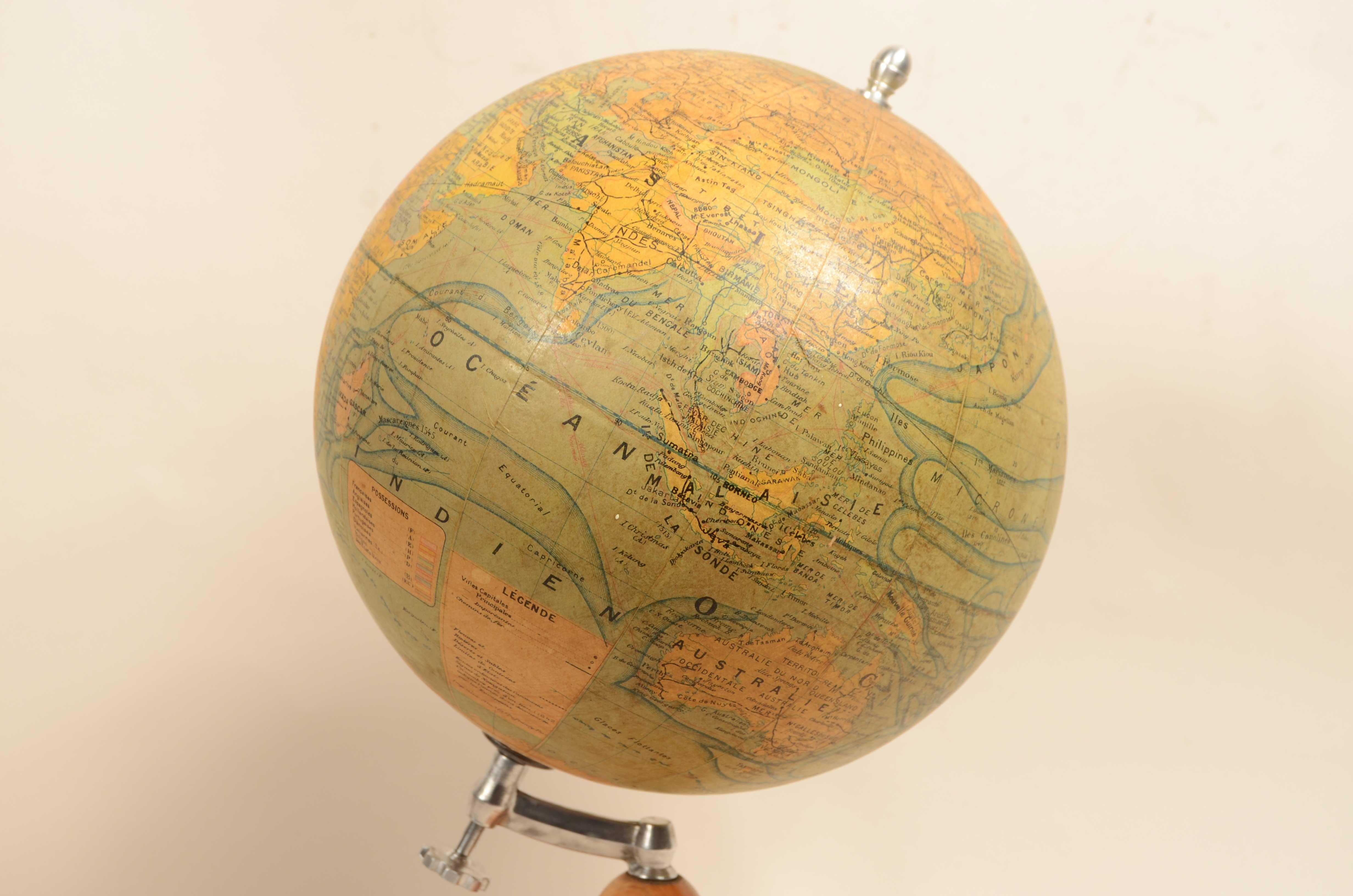 Globe terrestre publié vers 1930 par le cartographe français J. Forest Bon état - En vente à Milan, IT