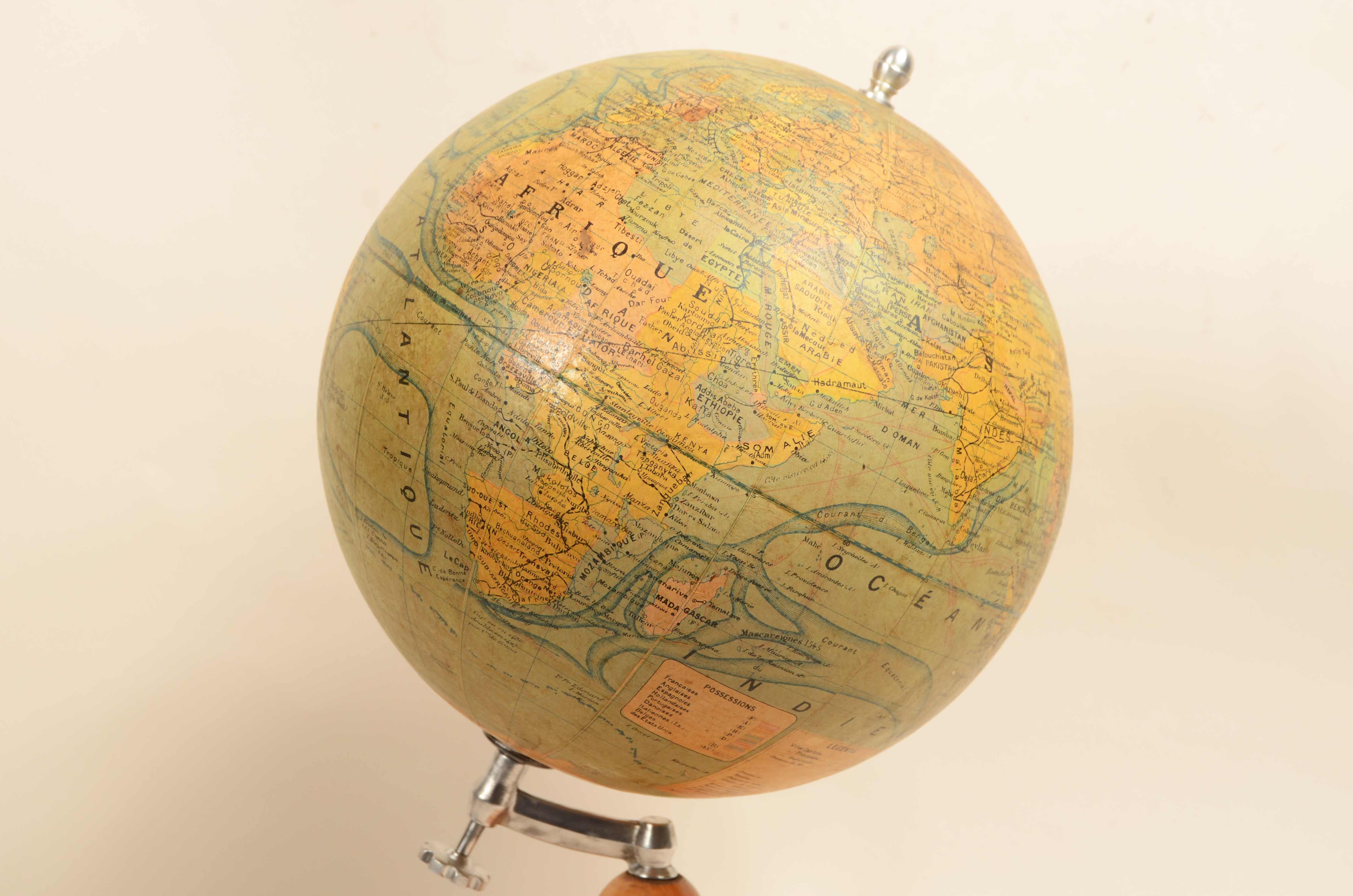 Mid-20th Century Globe terrestre publié vers 1930 par le cartographe français J. Forest en vente