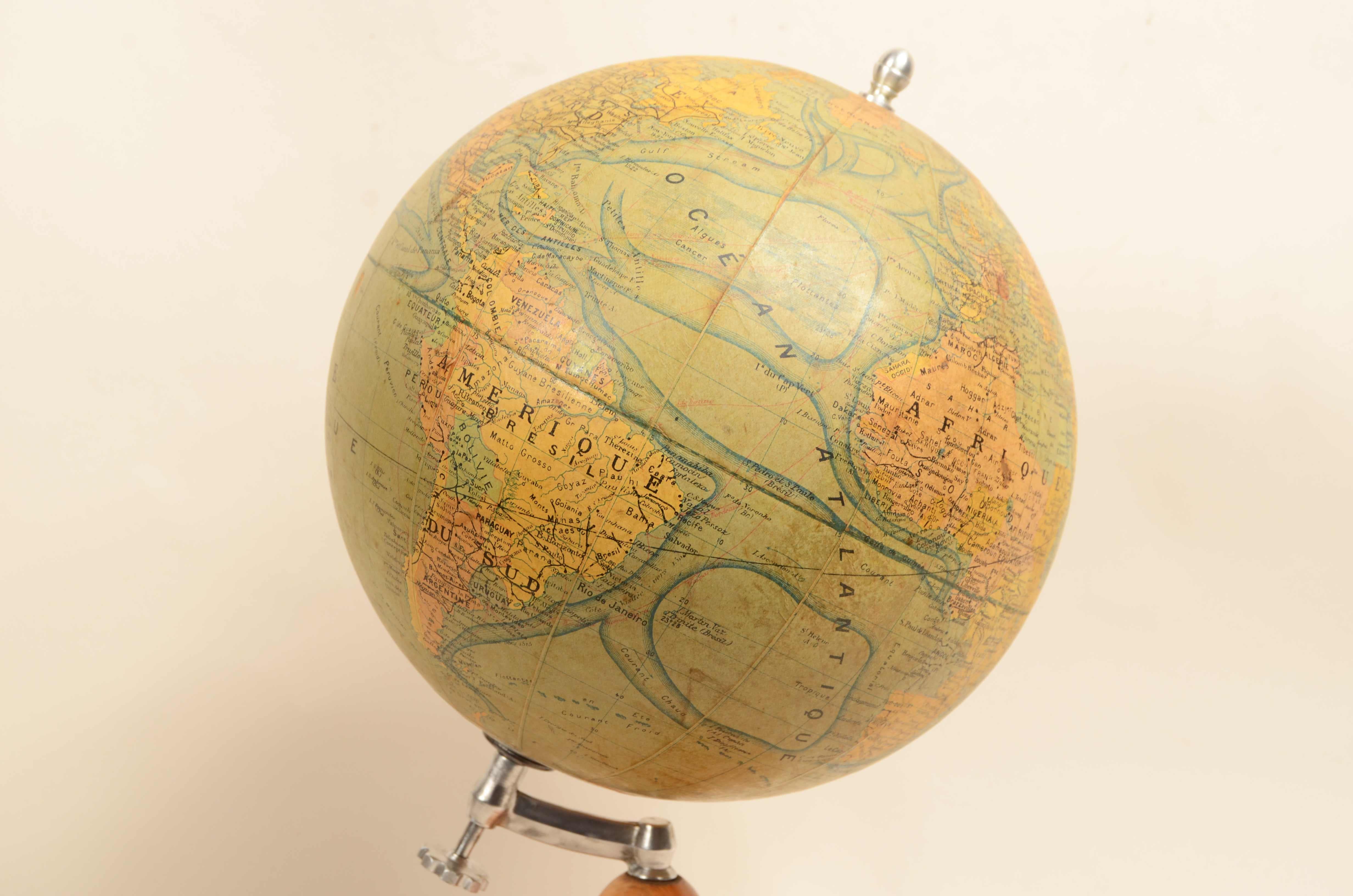 Papier Globe terrestre publié vers 1930 par le cartographe français J. Forest en vente