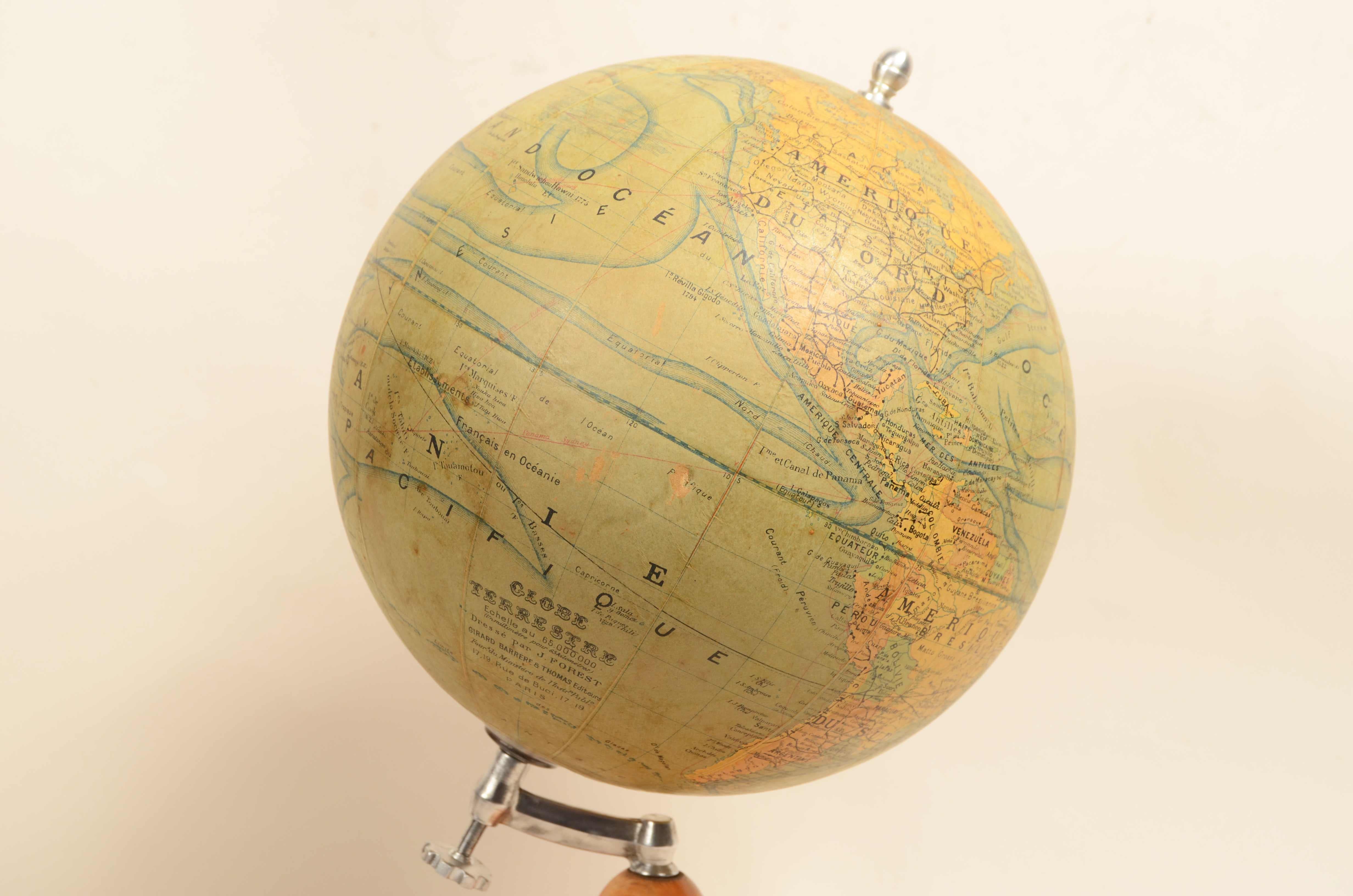 Globe terrestre publié vers 1930 par le cartographe français J. Forest en vente 1