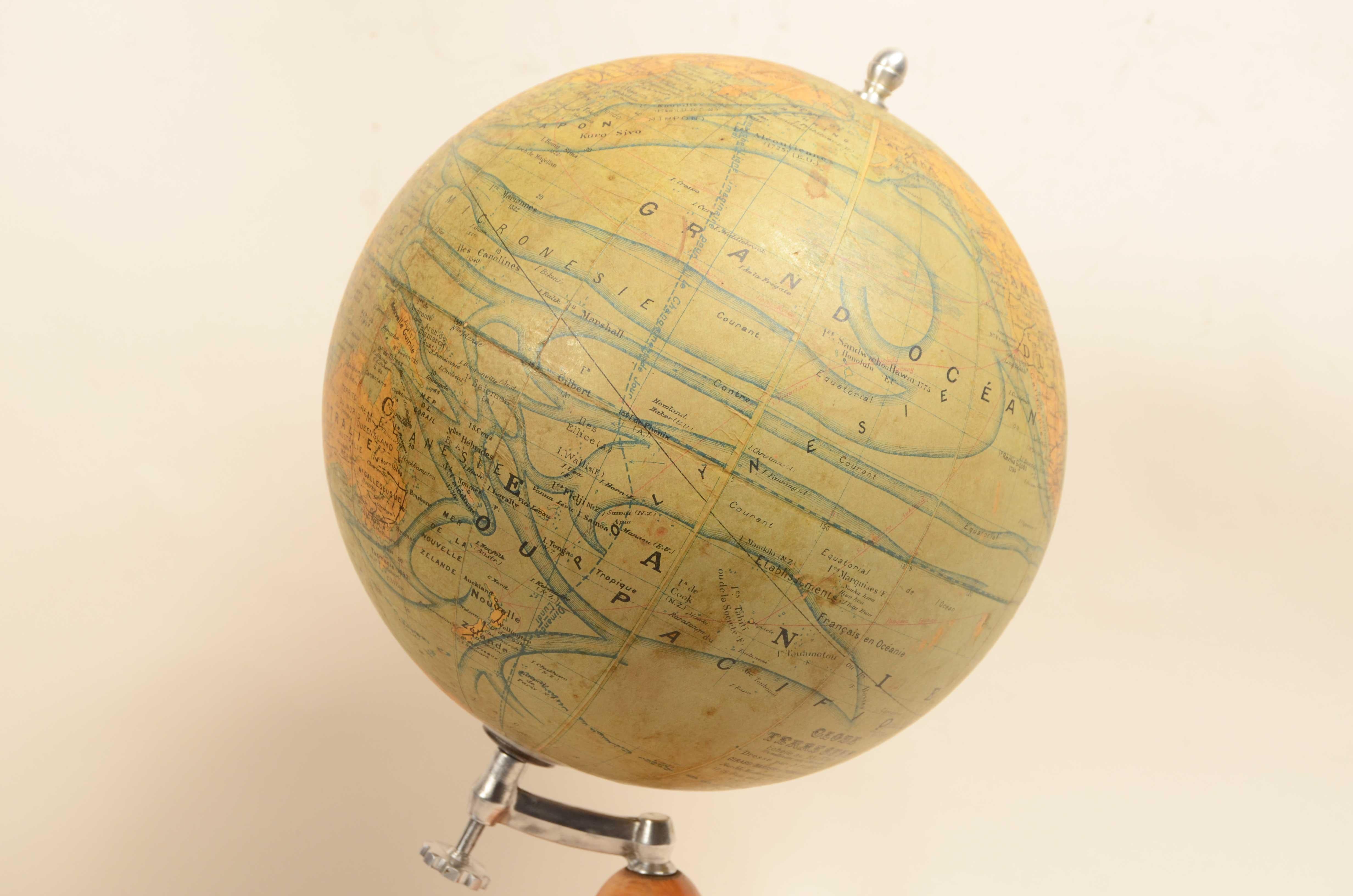 Globe terrestre publié vers 1930 par le cartographe français J. Forest en vente 2