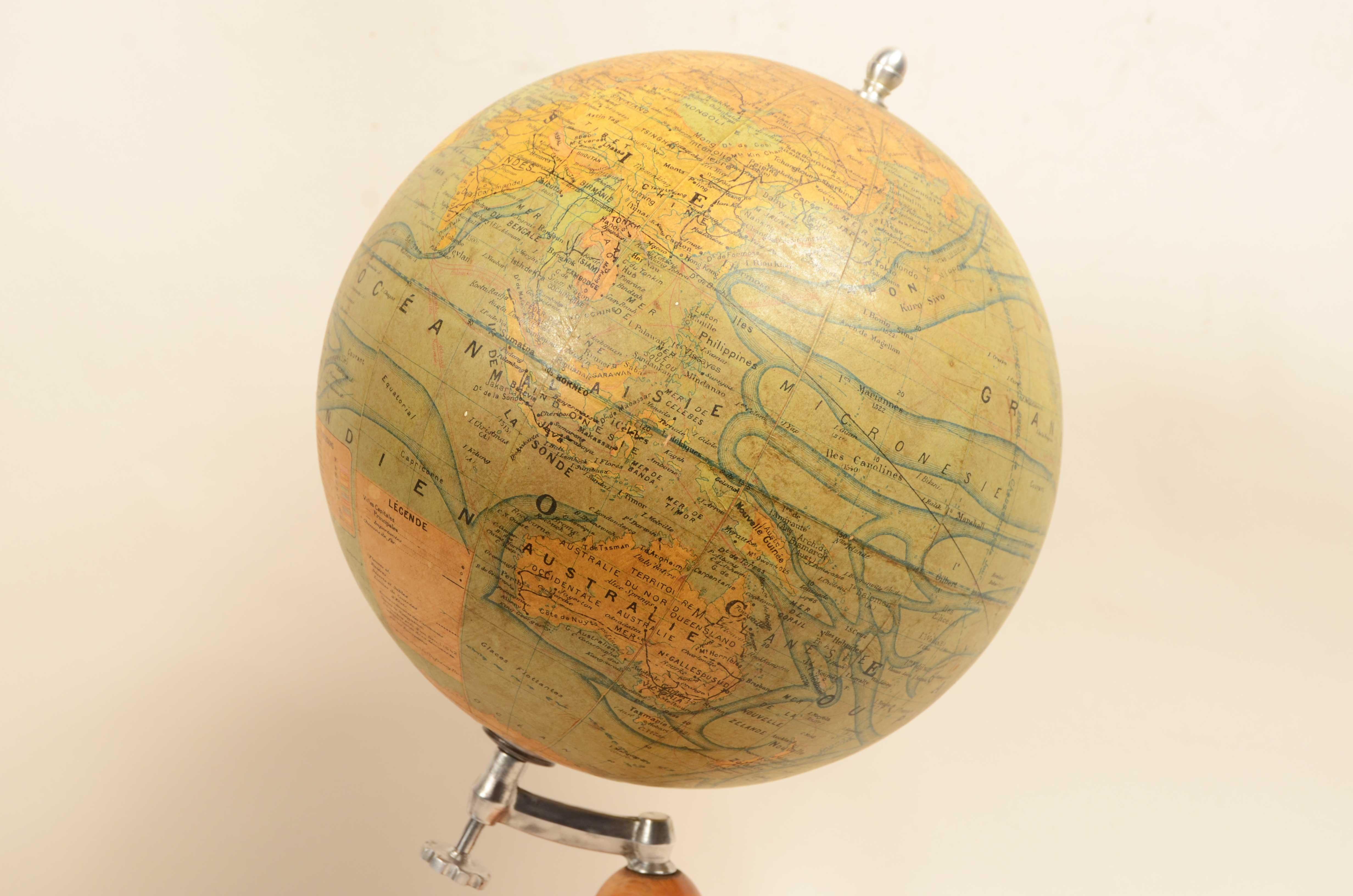 Globe terrestre publié vers 1930 par le cartographe français J. Forest en vente 3