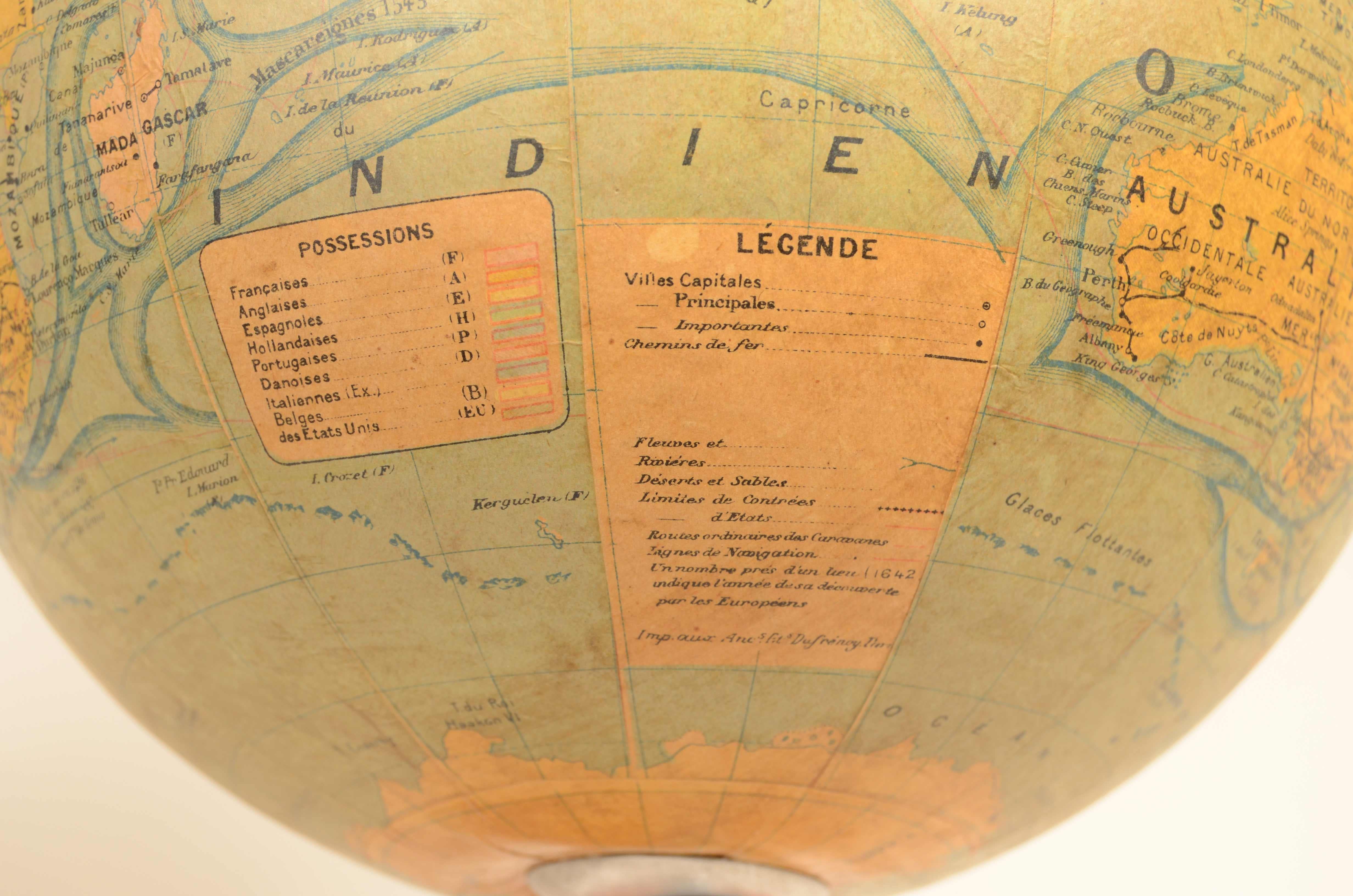 Globe terrestre publié vers 1930 par le cartographe français J. Forest en vente 4