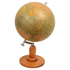 Globe terrestre publié vers 1930 par le cartographe français J. Forest