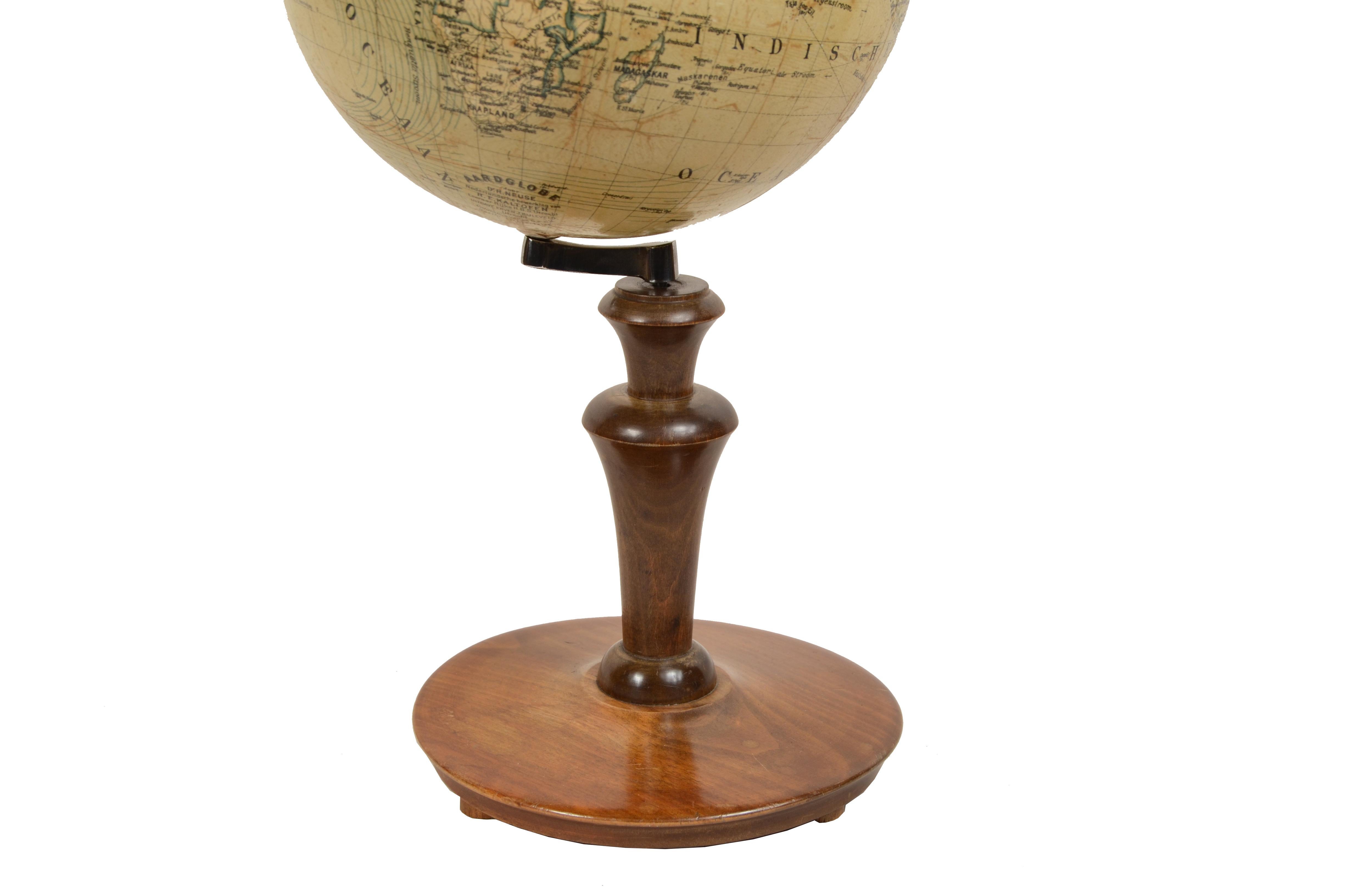 Earth globe edited for the Dutch market early 1900s Columbus-Verlag G.m.b.H For Sale 5