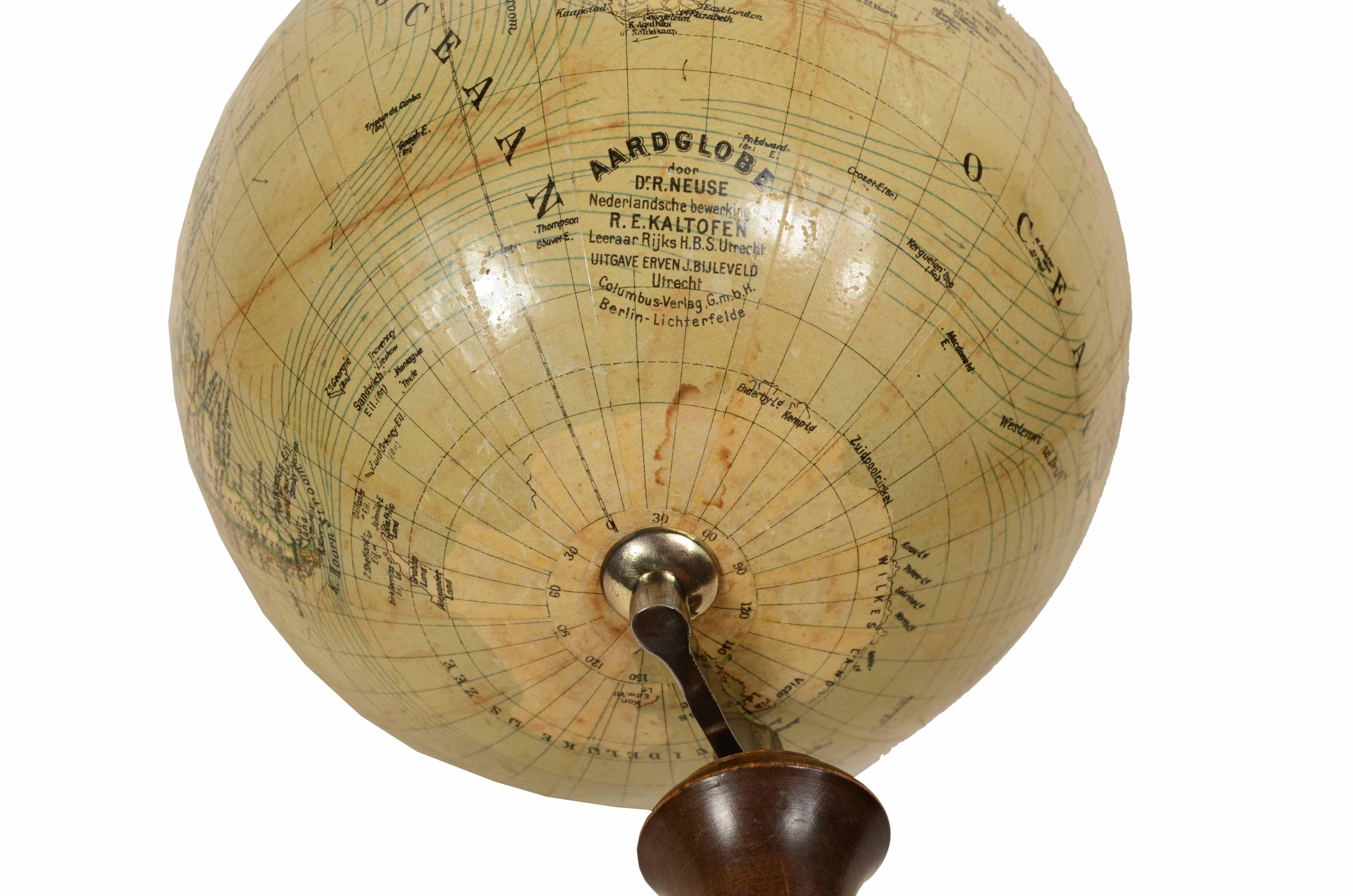 Earth globe edited for the Dutch market early 1900s Columbus-Verlag G.m.b.H For Sale 6