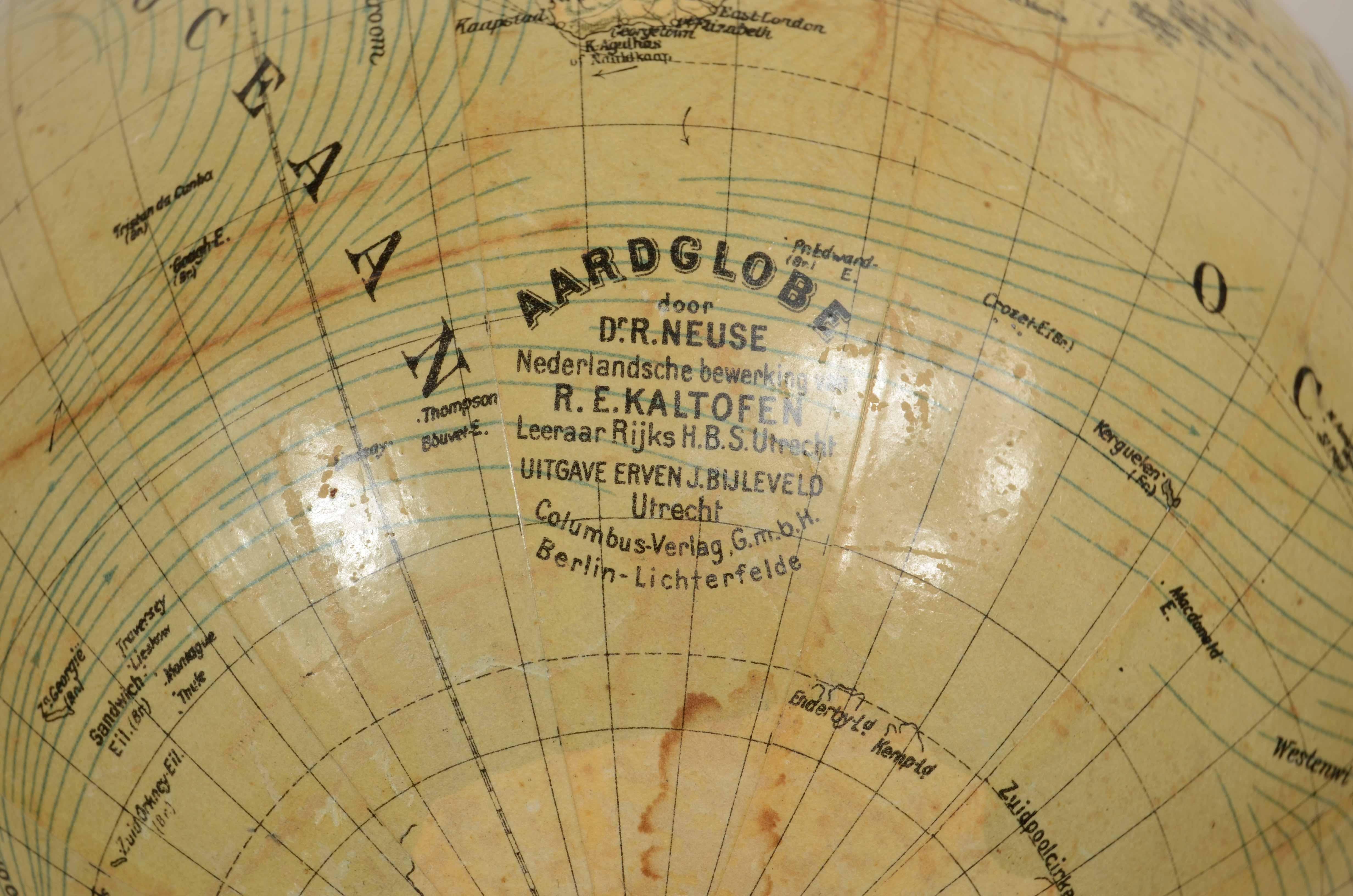 Earth globe published for the Dutch market in the early 20th century by the Columbus publishing house, the cartouche reads: Dr. R. Neuse's Aardglobe. Nederlandsche bewerking van R.E. KALTOFEN Leeraar Rijks H.B.S. Utrecht UITGAVE ERVEN J.  BIJLEVELD.