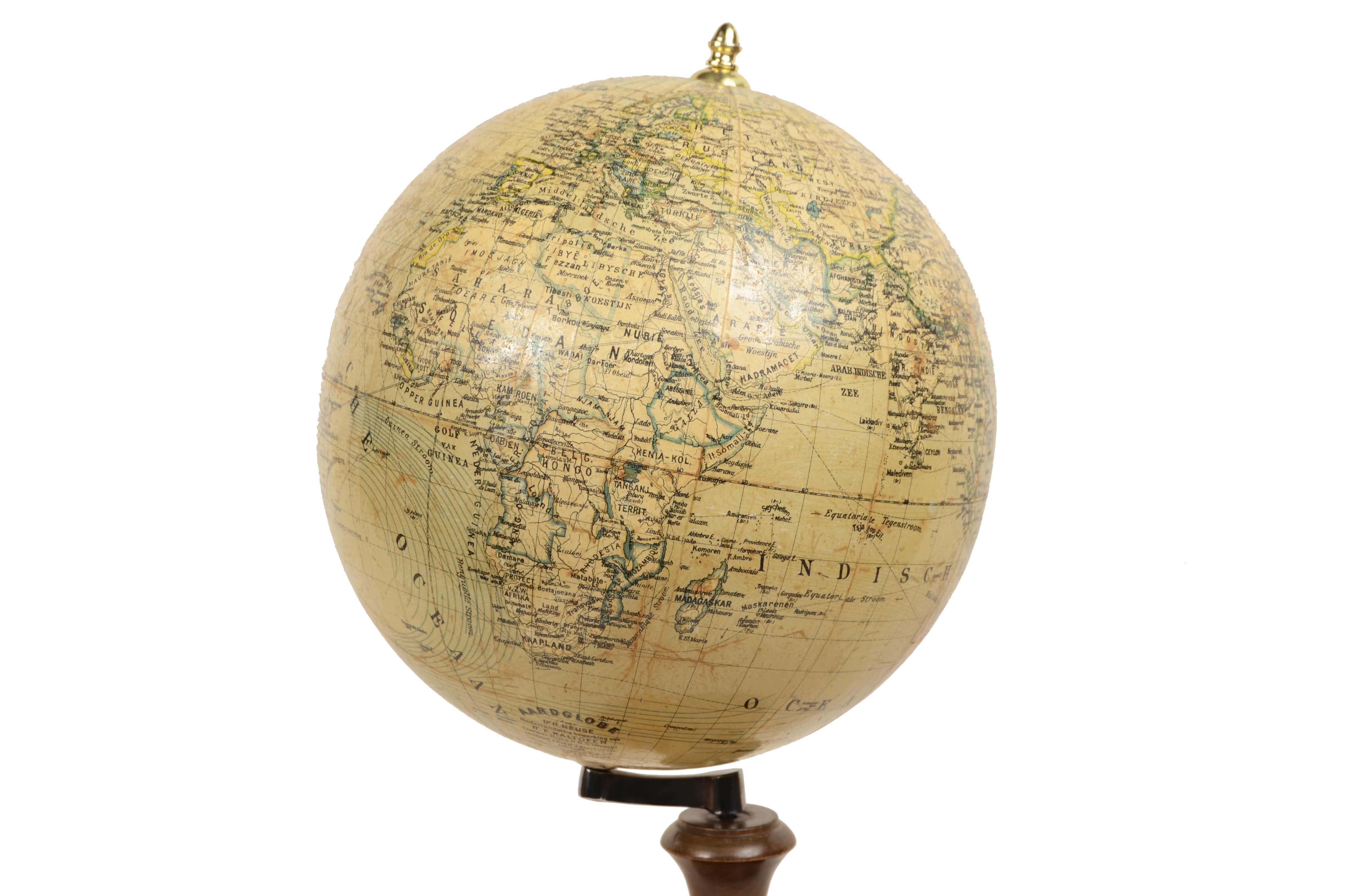Earth globe edited for the Dutch market early 1900s Columbus-Verlag G.m.b.H In Good Condition For Sale In Milan, IT
