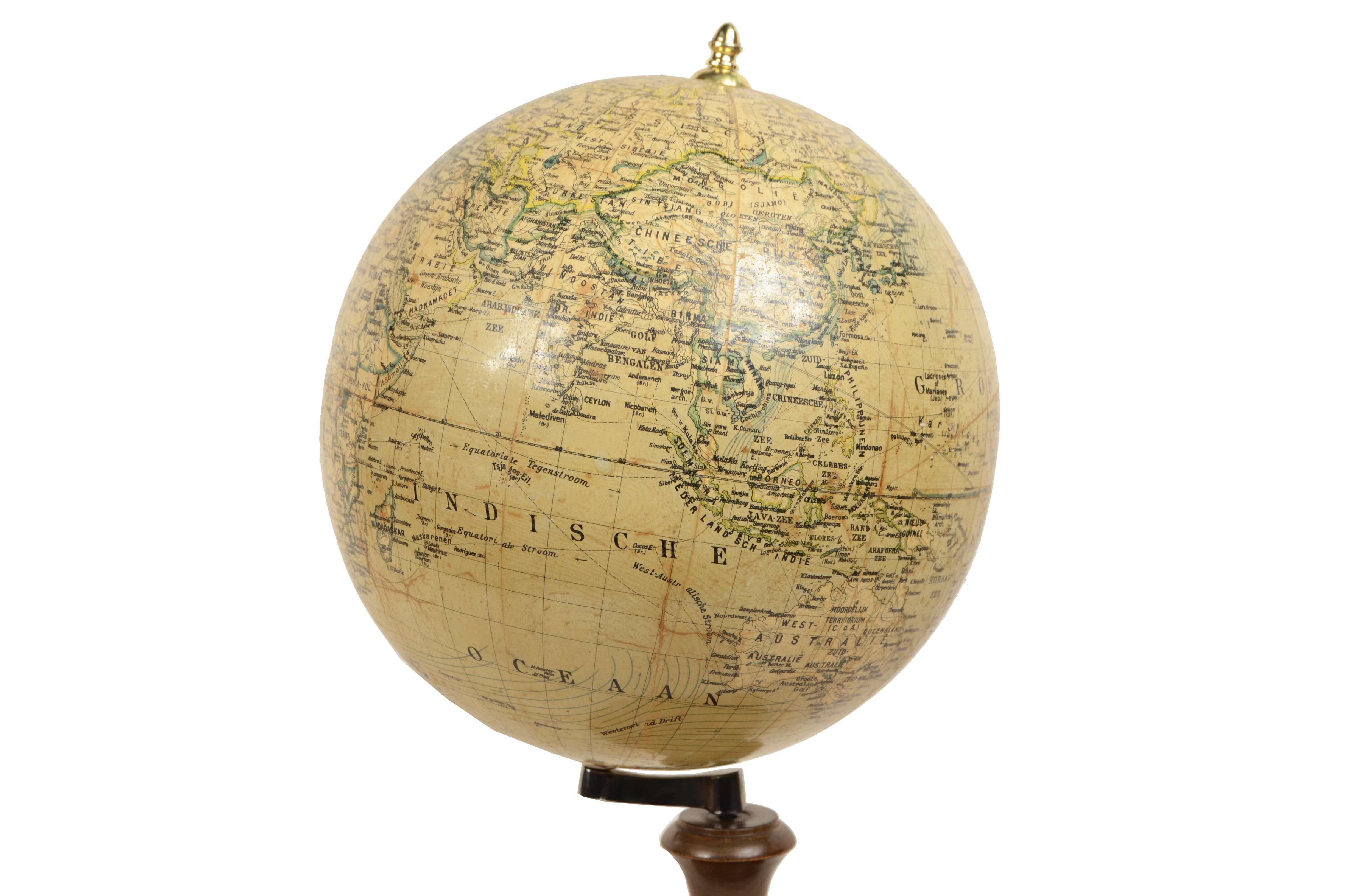 Early 20th Century Earth globe edited for the Dutch market early 1900s Columbus-Verlag G.m.b.H For Sale
