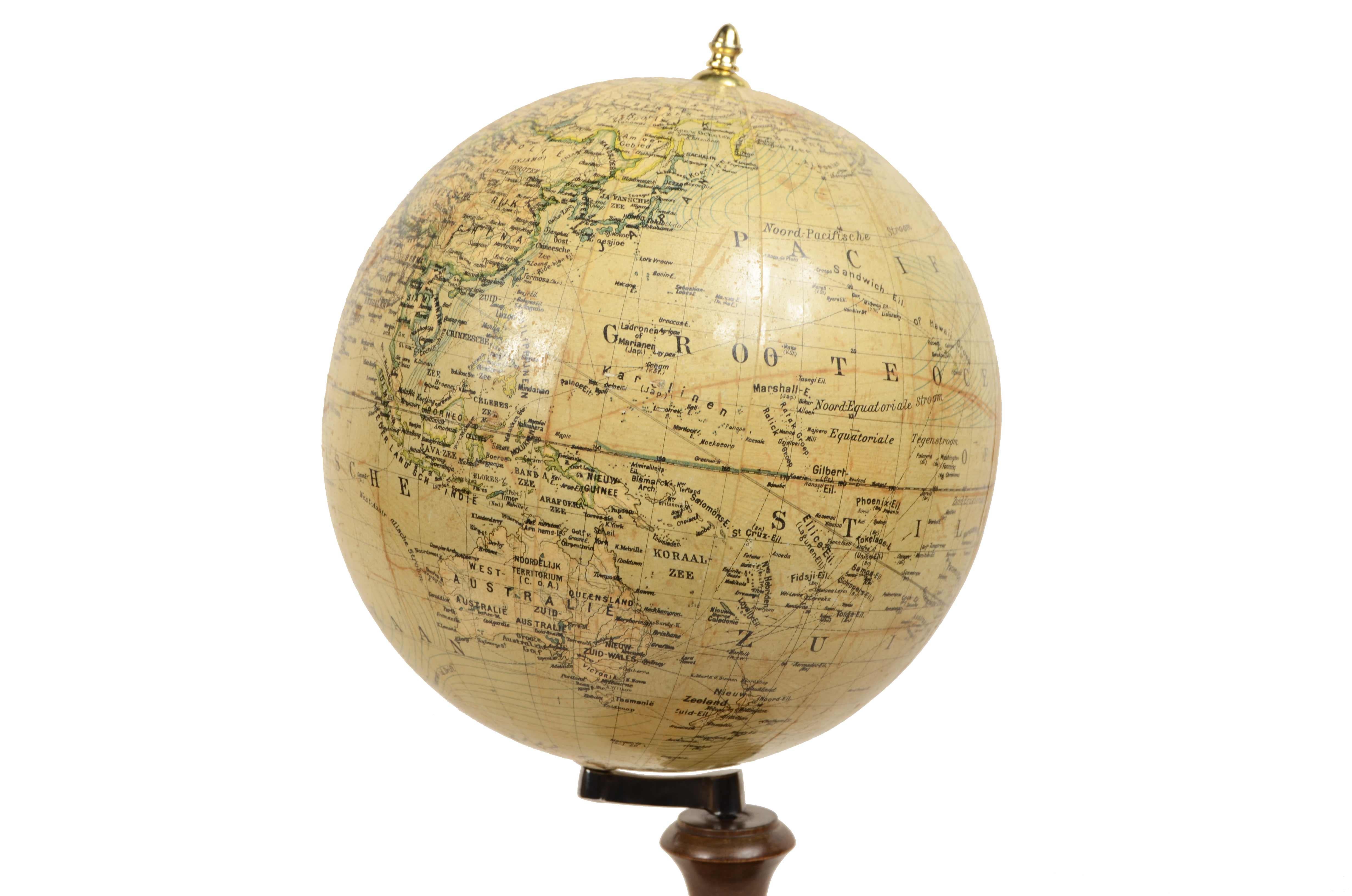 Paper Earth globe edited for the Dutch market early 1900s Columbus-Verlag G.m.b.H For Sale