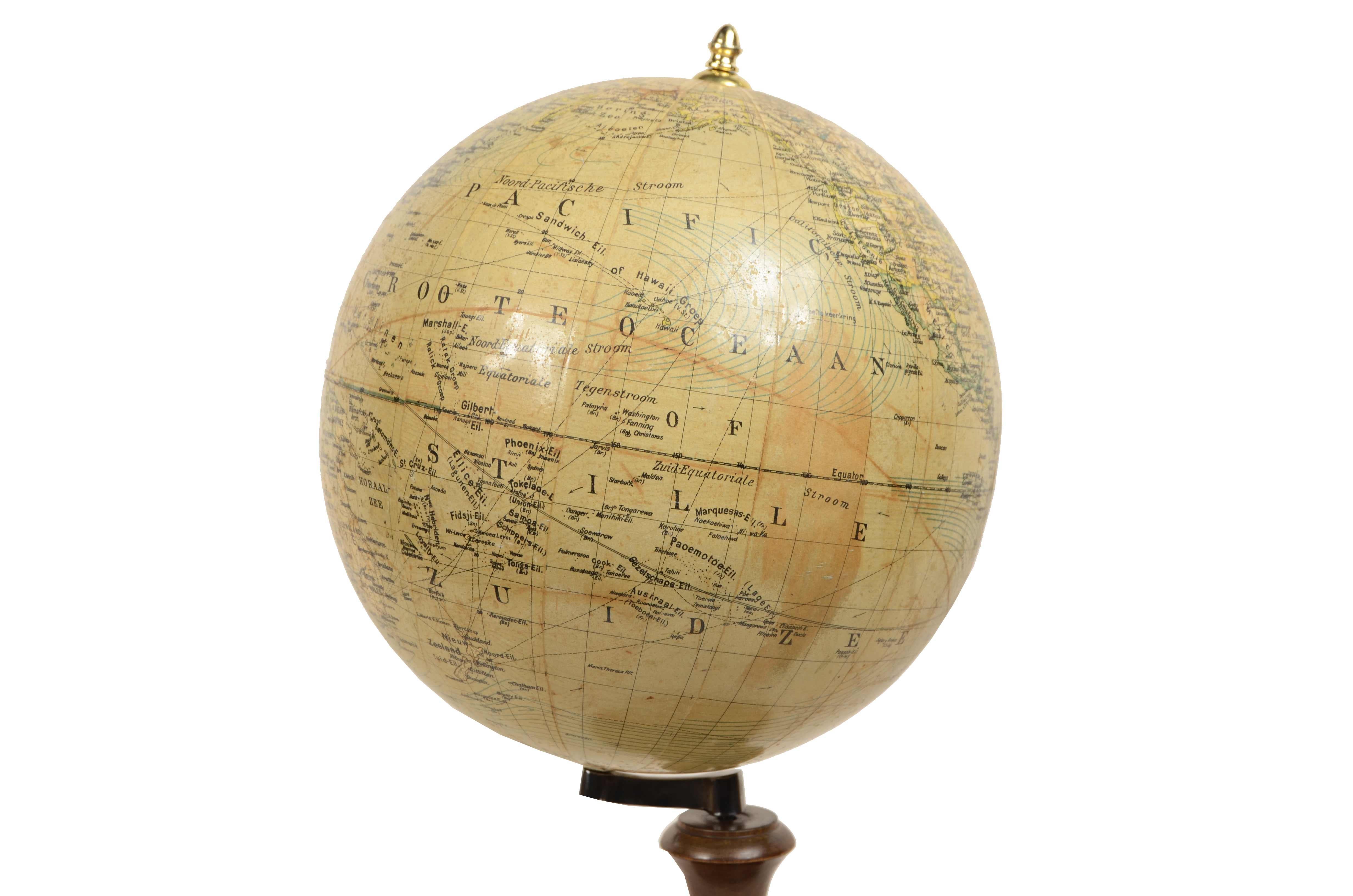 Earth globe edited for the Dutch market early 1900s Columbus-Verlag G.m.b.H For Sale 1