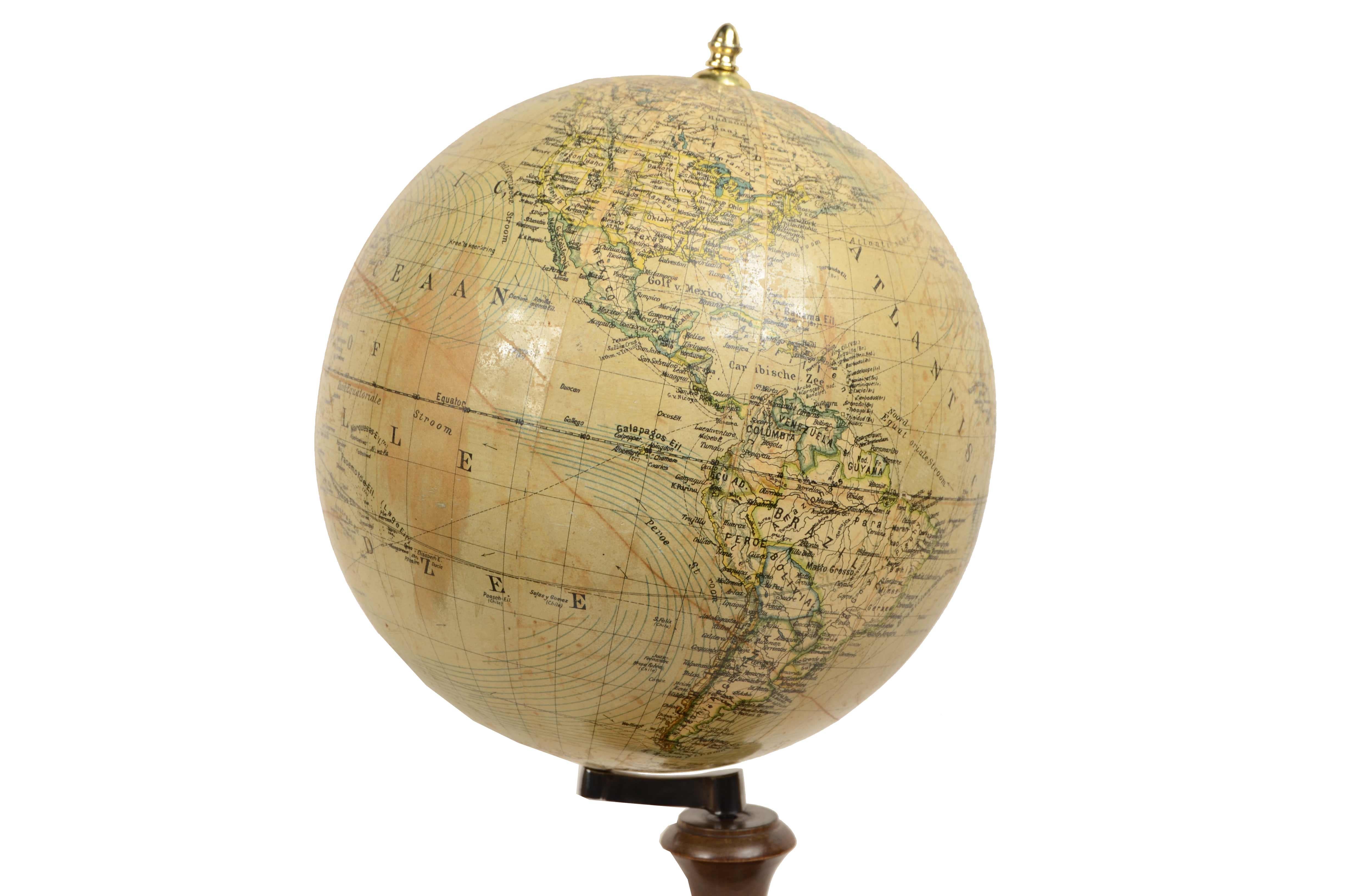 Earth globe edited for the Dutch market early 1900s Columbus-Verlag G.m.b.H For Sale 2
