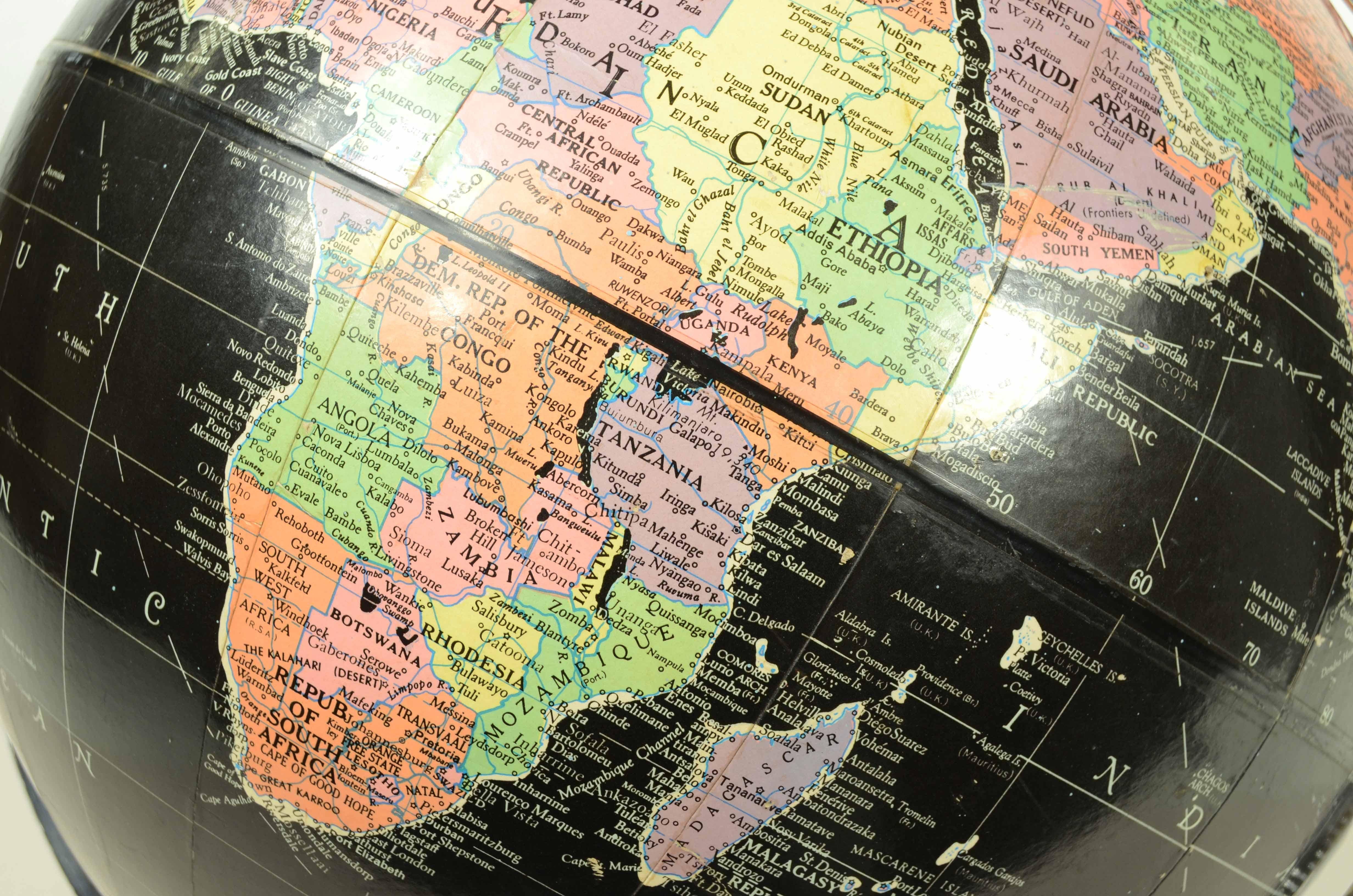 Globo terrestre nero dell’Enciclopedia Britannica degli anni sessanta en vente 10