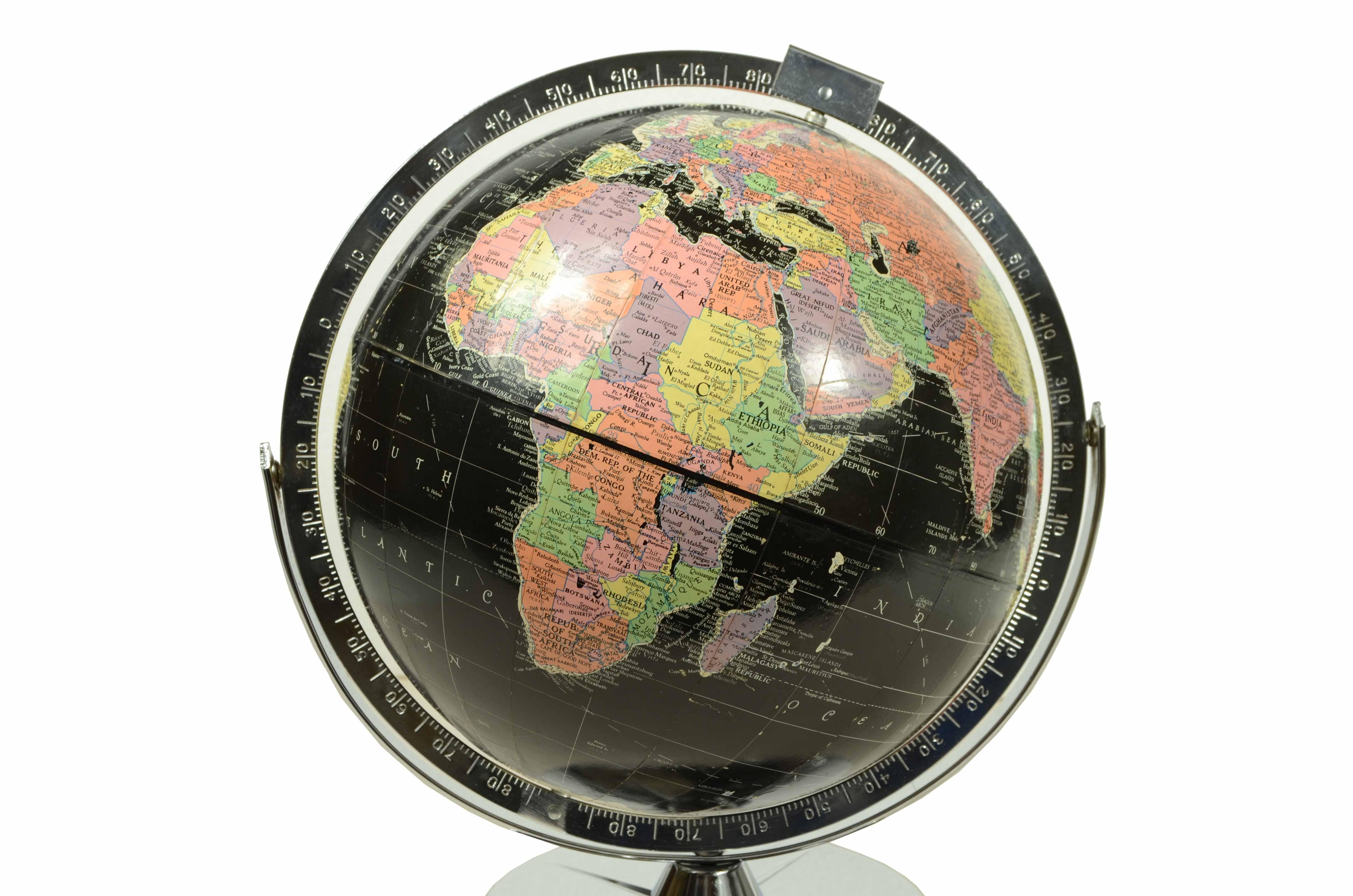 Globo terrestre nero dell’Enciclopedia Britannica degli anni sessanta. Base in metallo cromato completa del cerchio completo del meridiano,
Sfera in carta pesta con gli oceani e i mari neri, oltre alla mappa territoriale con colori vivaci sono