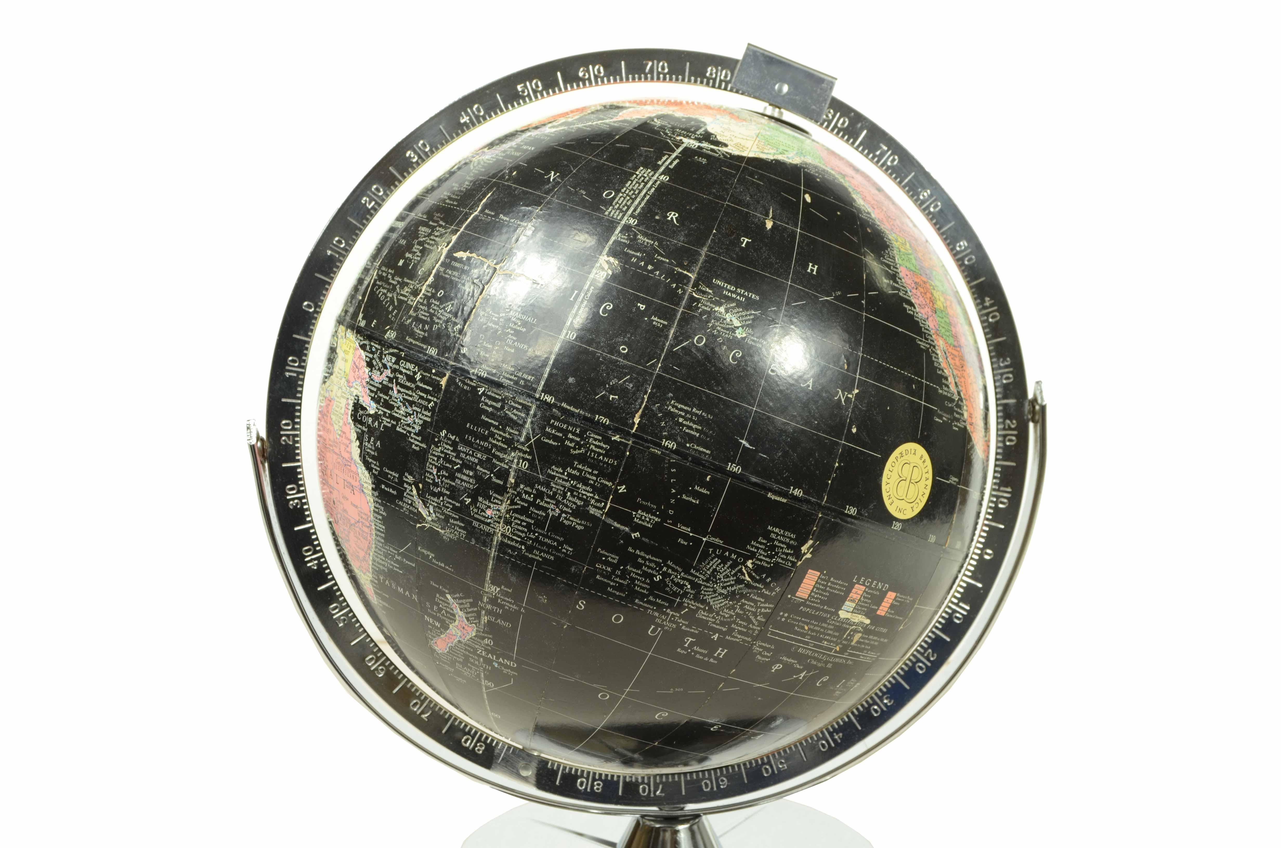 Mid-20th Century Globo terrestre nero dell’Enciclopedia Britannica degli anni sessanta en vente