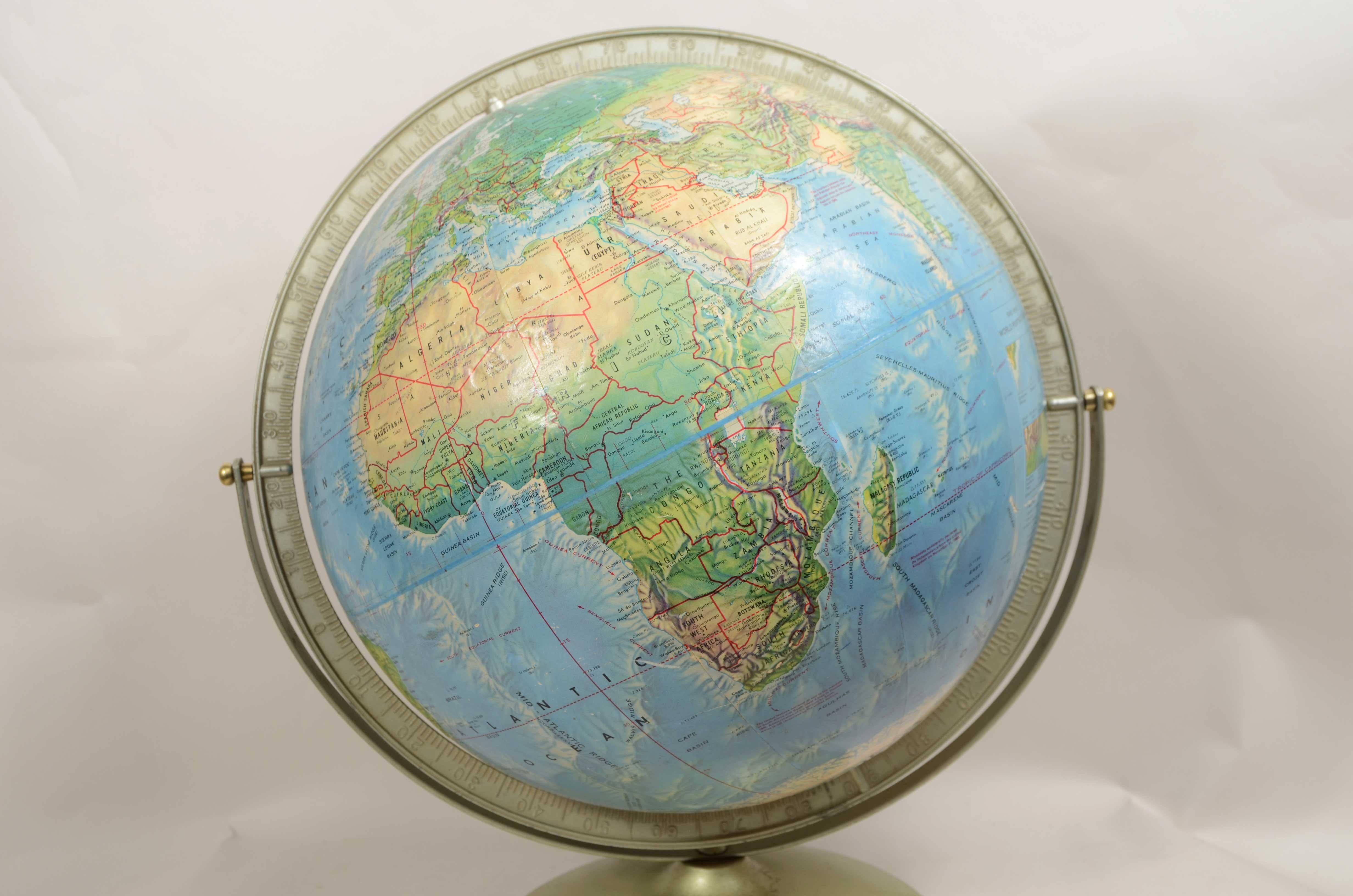 Tabletop political globe, published in the 1960s by Rand McNally. Embossed papier-mâché ball, base and rim complete with the graduated metal merian. 
Good condition, very good readability. Height cm 43 - 16.9 inches, sphere diameter cm 30 - 11.8